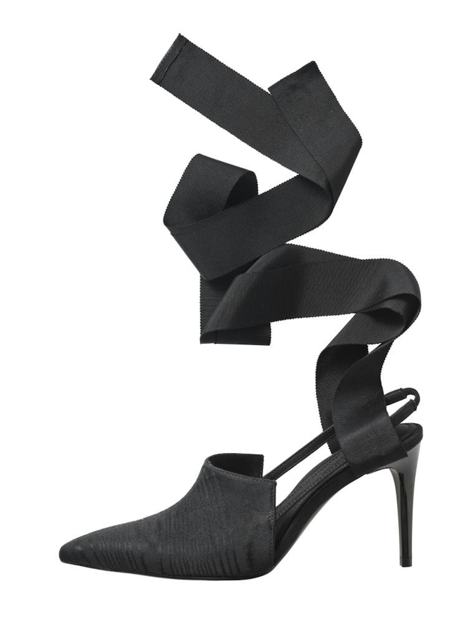 und Slingback-Stilettos mit Schleifen aus recyceltem Polyester und Tencel um 69,99 Euro.