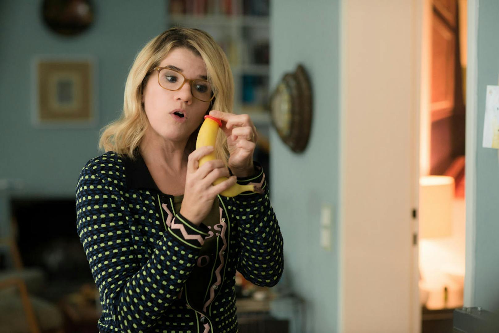Anja (Anke Engelke) demonstriert an einer Banane, wie ein Kondom zu benutzen ist. 