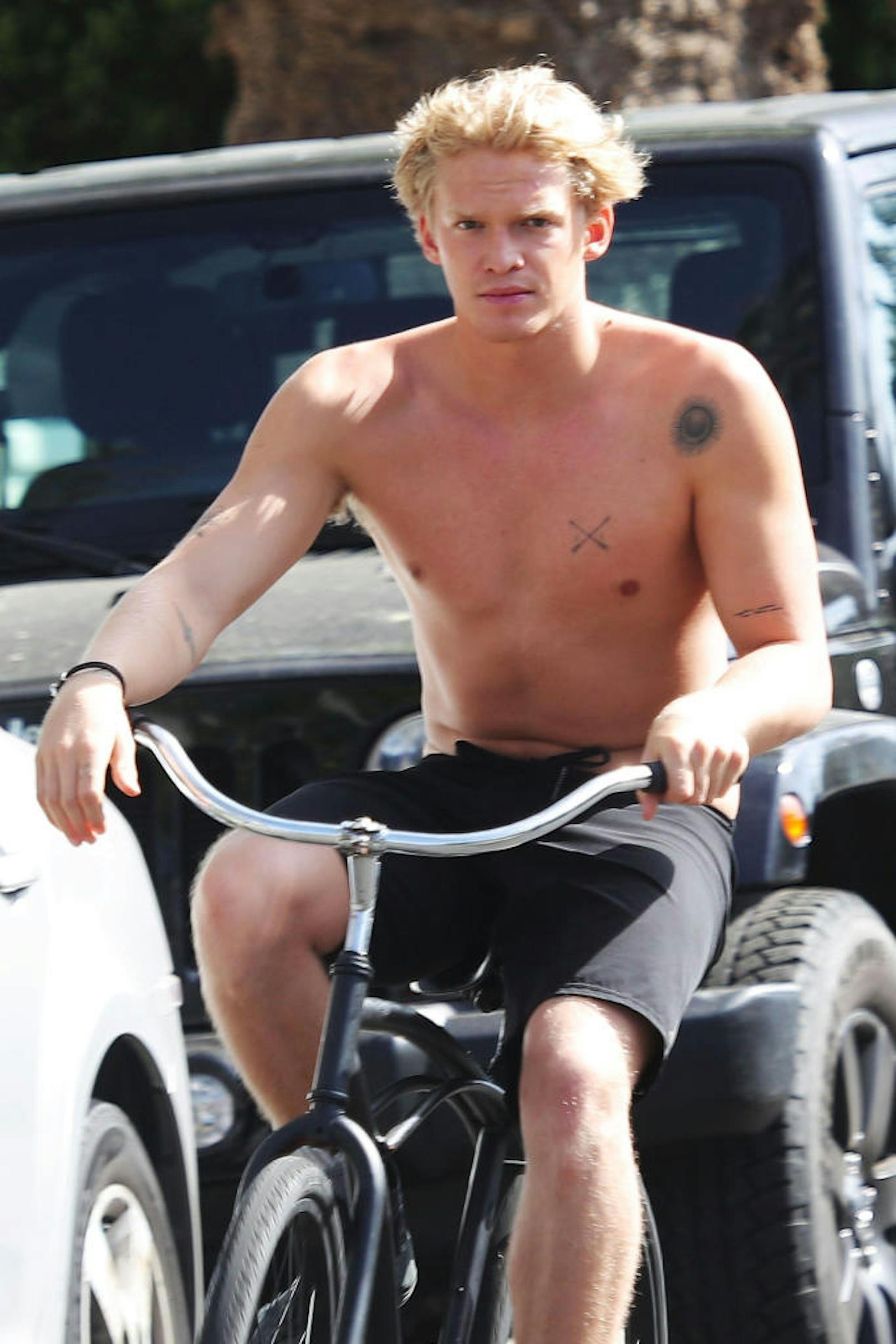 Cody Simpson macht auf seinem Fahrrad eher einen griesgrämigen Eindruck. Woran das wohl liegt?