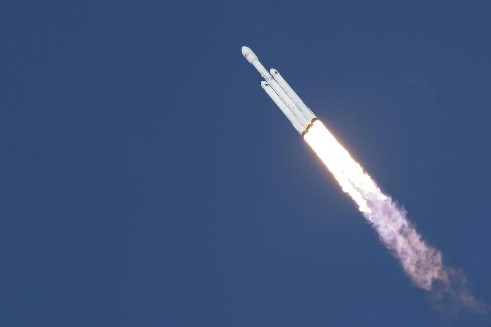 Bei der Jungfernreise der Falcon Heavy handelt es sich um einen reinen Testflug. Zunächst geplant, um Menschen zum Mond oder Mars zu bringen, soll sie nun vor allem Versorgungsmaterial ins Weltall bringen, wie Musk am Montag sagte.