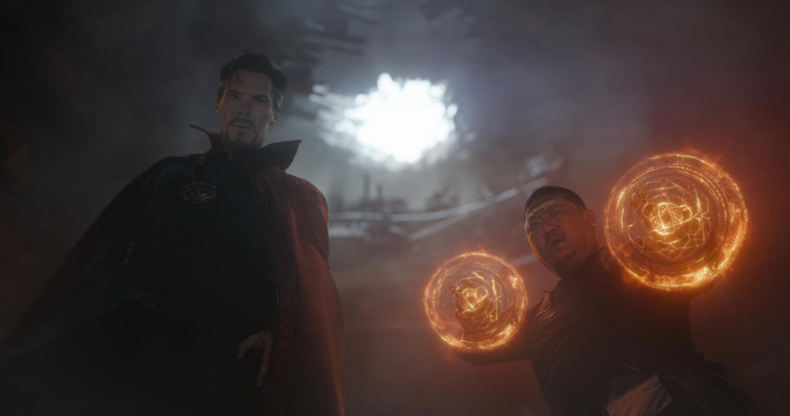 Doctor Strange (Benedict Cumberbatch, li.) und Wong (Benedict Wong) nutzen ihre magischen Fähigkeiten, um die Erde zu beschützen. 