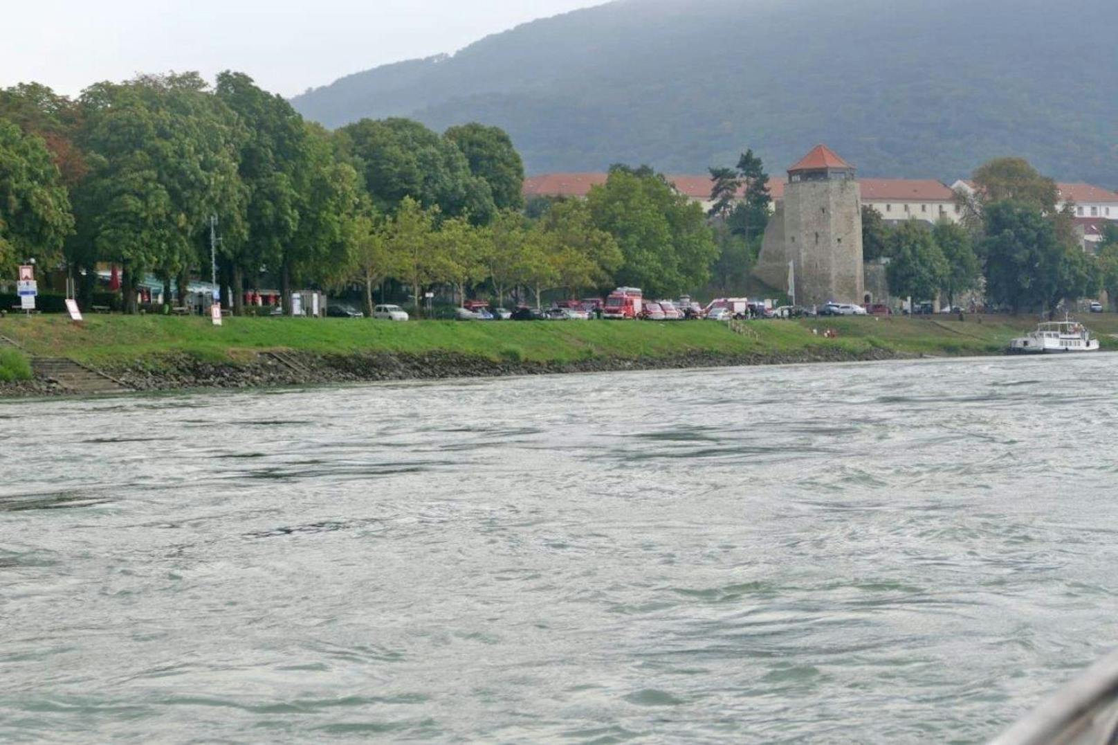 Bei einem Bootsunfall in Hainburg an der Donau wurden zumindest zwei junge Frauen reanimiert.