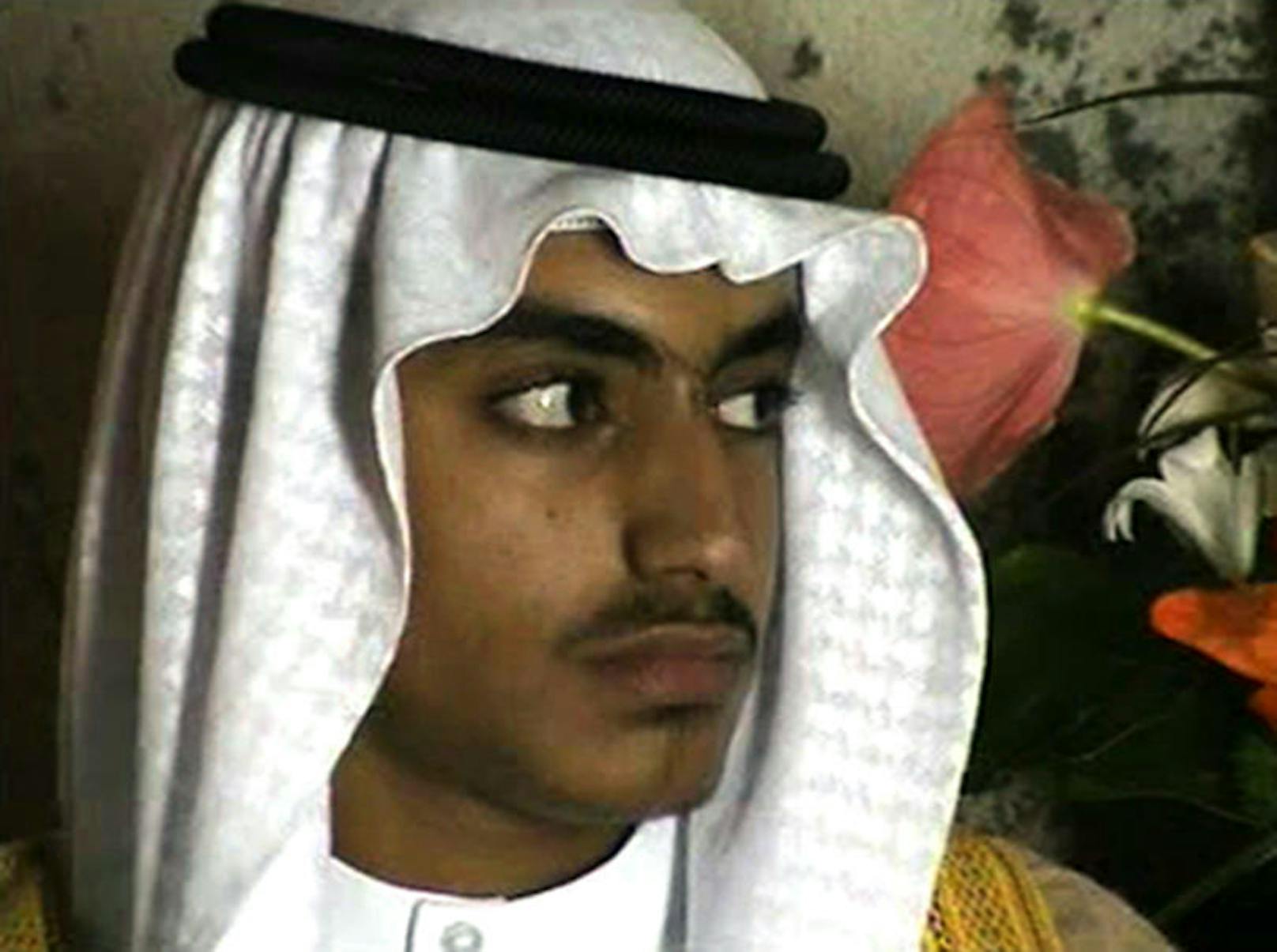 Von der CIA veröffentlicht: Hamza bin Laden in einer Aufnahme, die ihn als Erwachsener bei einer Hochzeit zeigt. Wann die Aufnahmen entstanden sind, ist indes nicht bekannt. Das Bild stammt aus einem Datenberg, der 2011 sichergestellt wurde.