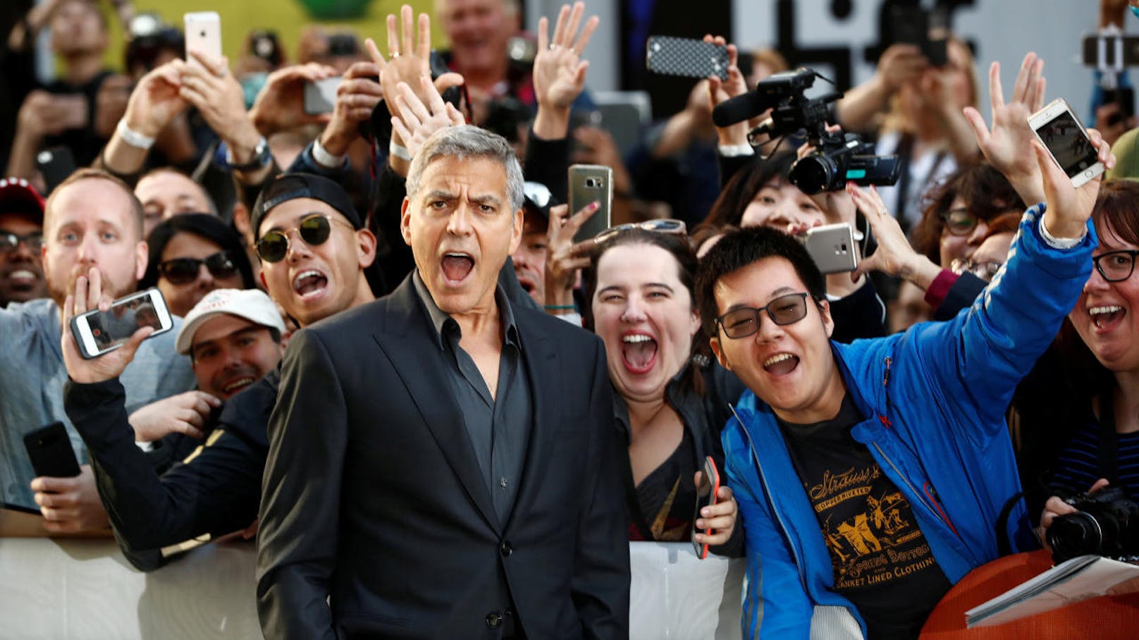 <strong>George Clooney</strong> setzt sich für einen dritten "Sexiest Man Alive"-Titel ein und bietet auch seiner Konkurrenz Unterstützung an.&nbsp;