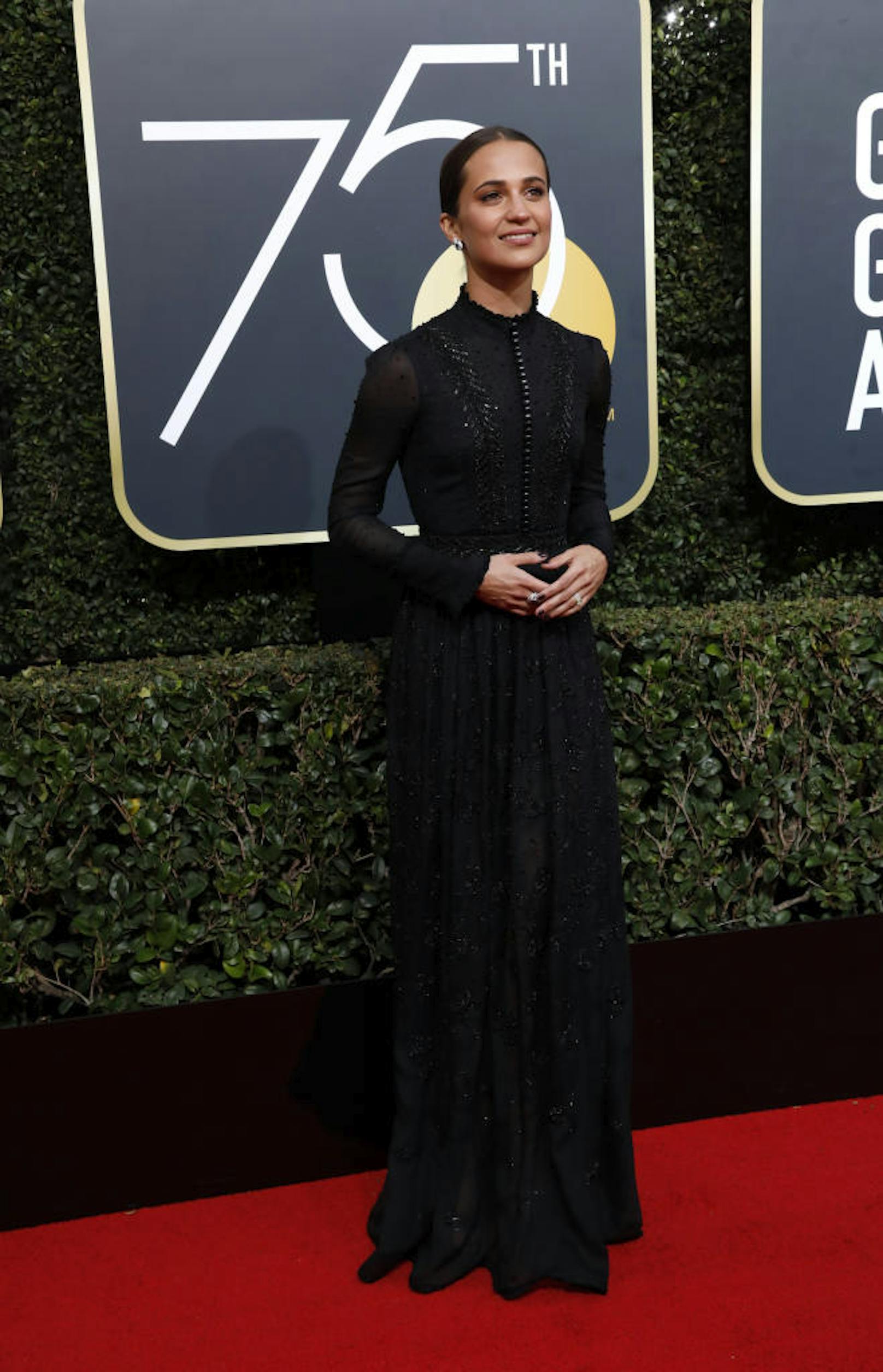 Hollywoods große Hoffnung - auch in Sachen Mode: Alicia Vikander strahlte in einem über und über mit Perlen und Strass bestickten Kleid von Louis Vuitton. Das Highlight der eleganten Robe offenbarte sich aber erst bei ...