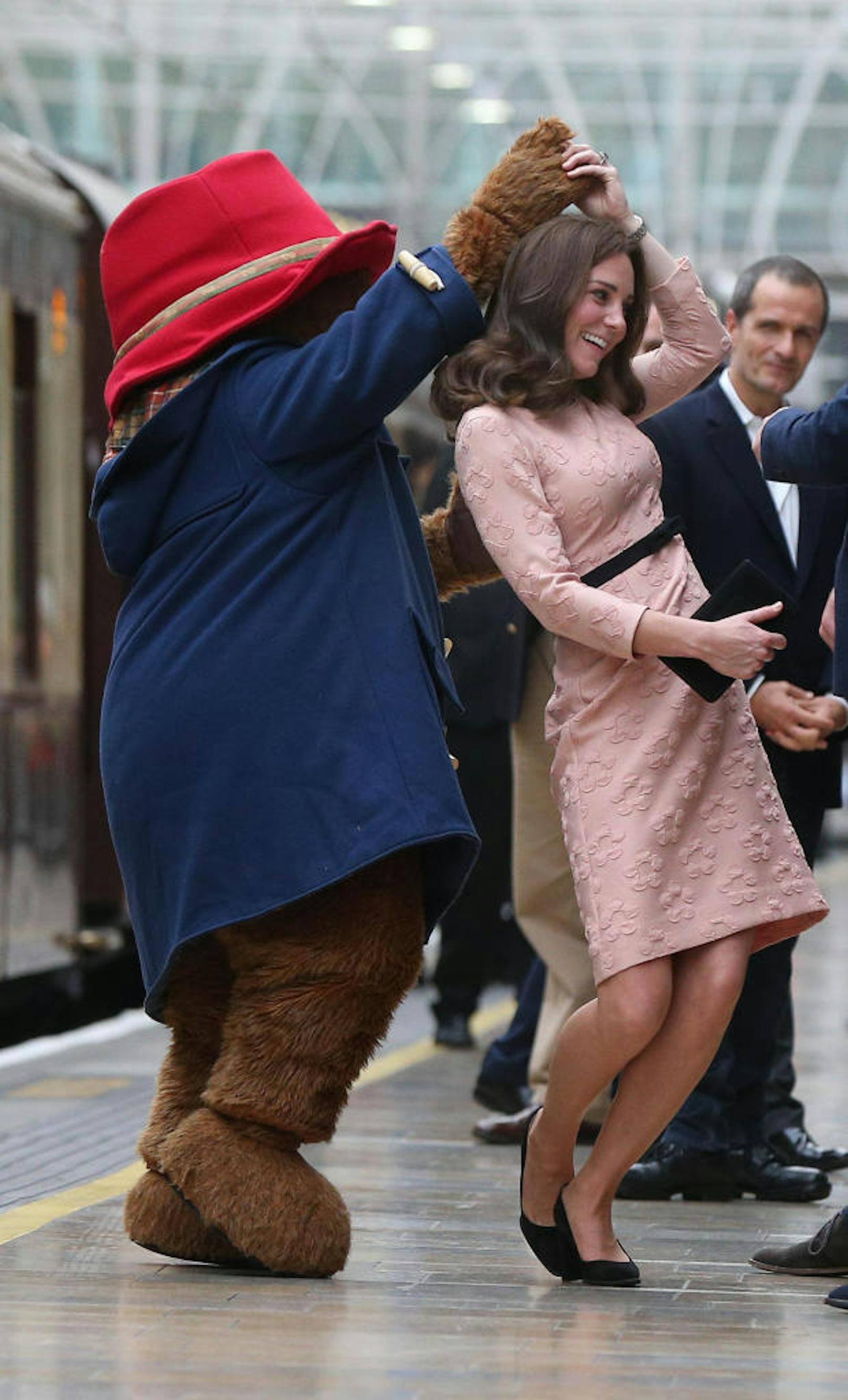Herzogin Kate tanzt mit dem Paddington-Bär