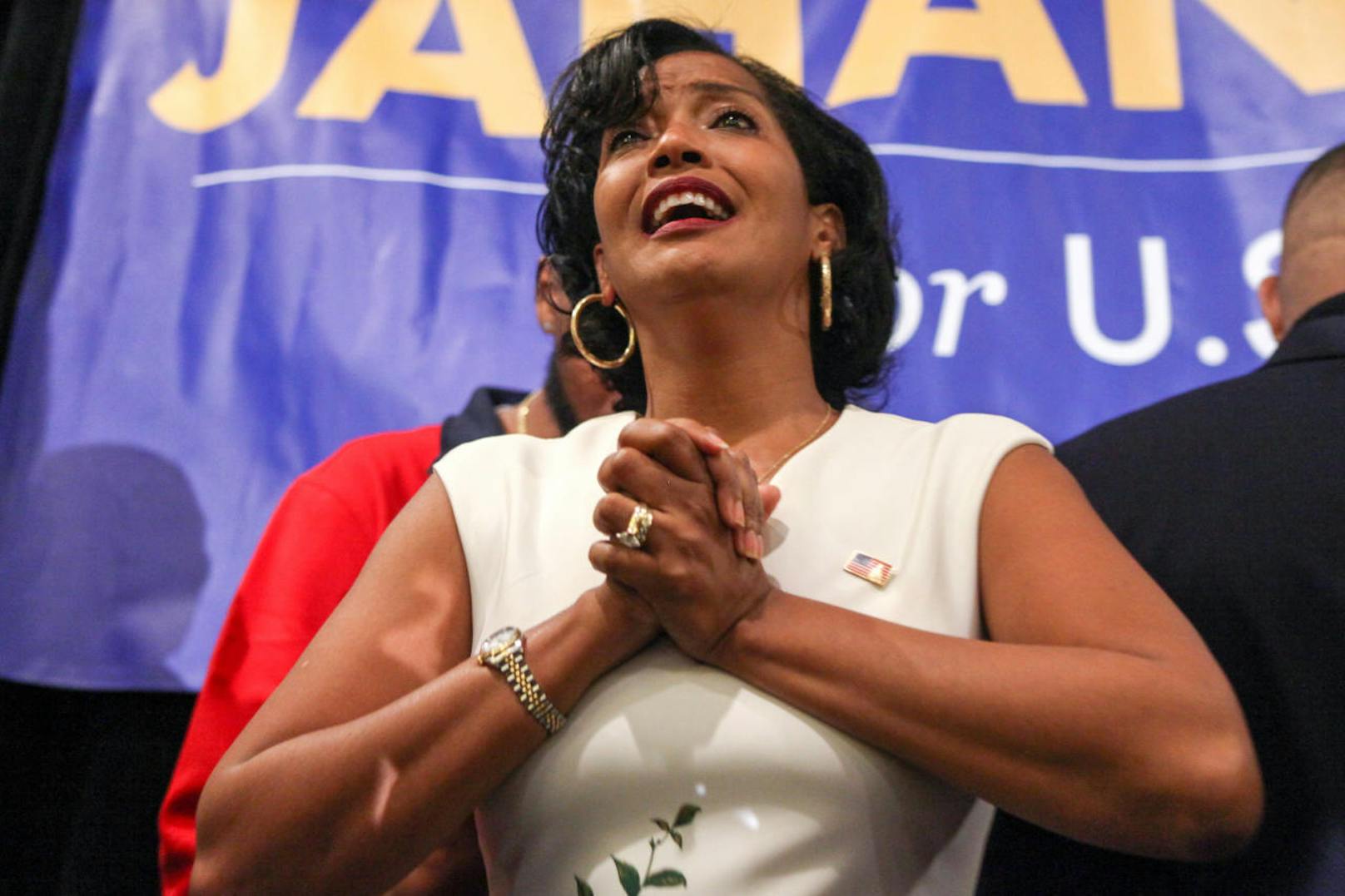 Die demokratische Kandidatin Jahana Hayes freut sich über ihren Wahlsieg. Die ehemalige Lehrerin zieht für den Bundesstaat Connecticut ins Repräsentantenhaus ein.
