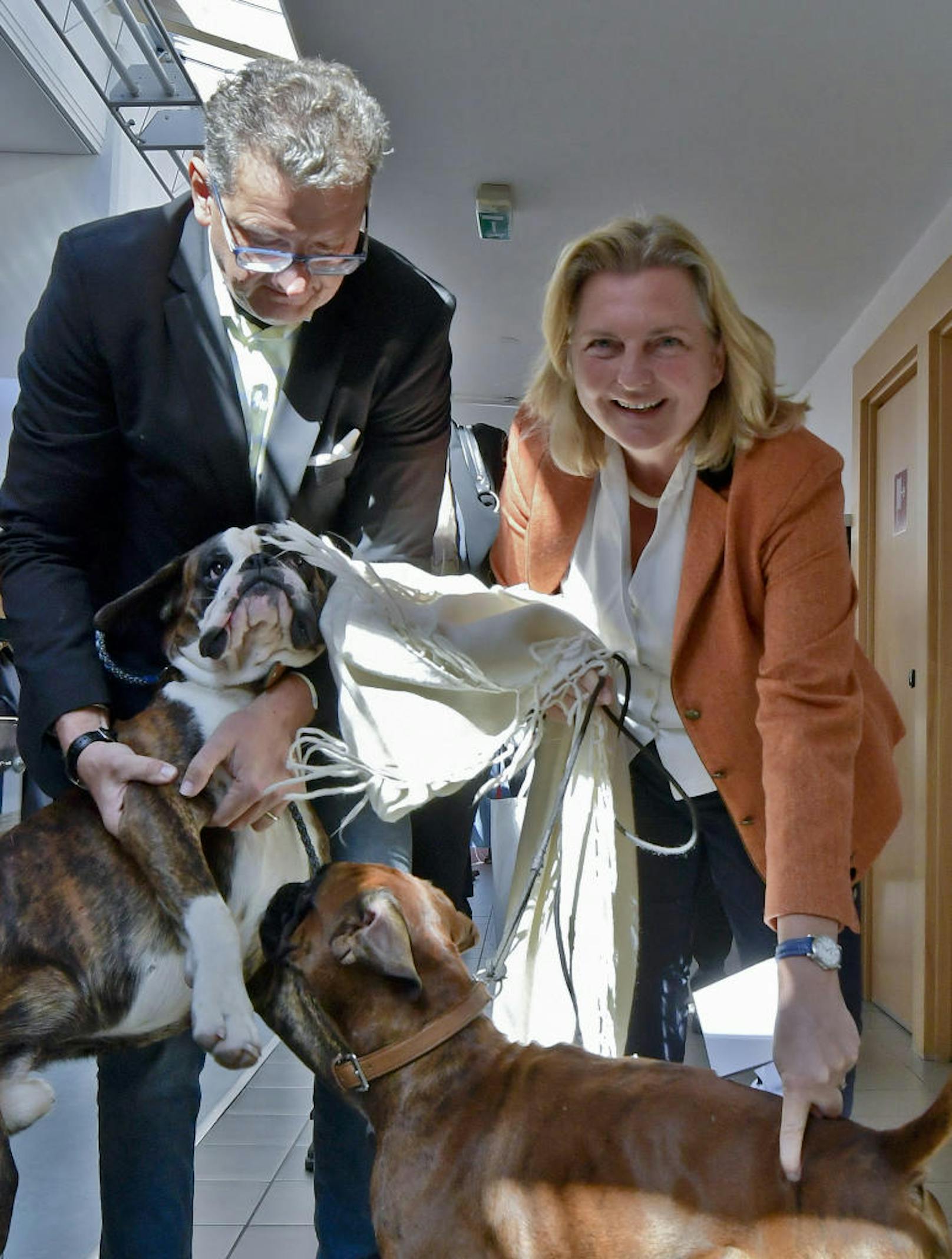 Außenministerin Karin Kneissl (FPÖ) und Ehemann Wolfgang Meilinger beim Forum Alpbach mit ihren beiden Hunden. 