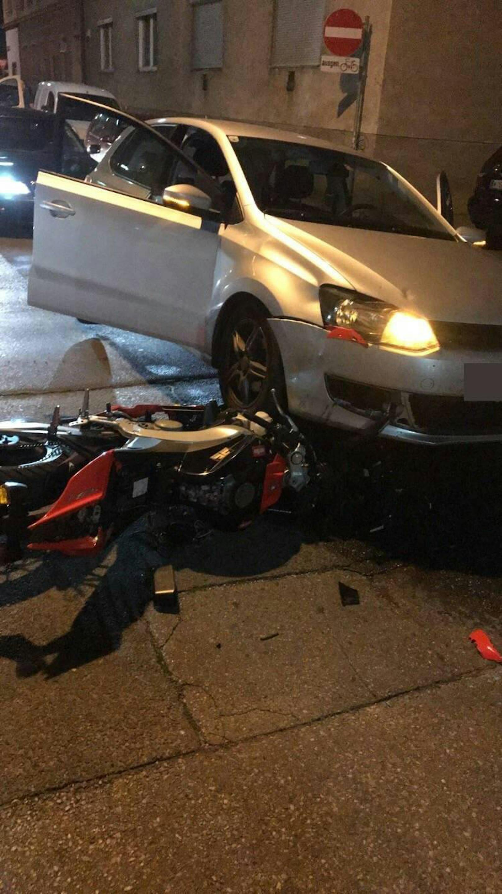 Laut einem Augenzeugen soll der Autofahrer dem 16-jährigen Mopedlenker  den Vorrang genommen haben. Der von rechts kommende Mopedfahrer raste seitlich in den Pkw.