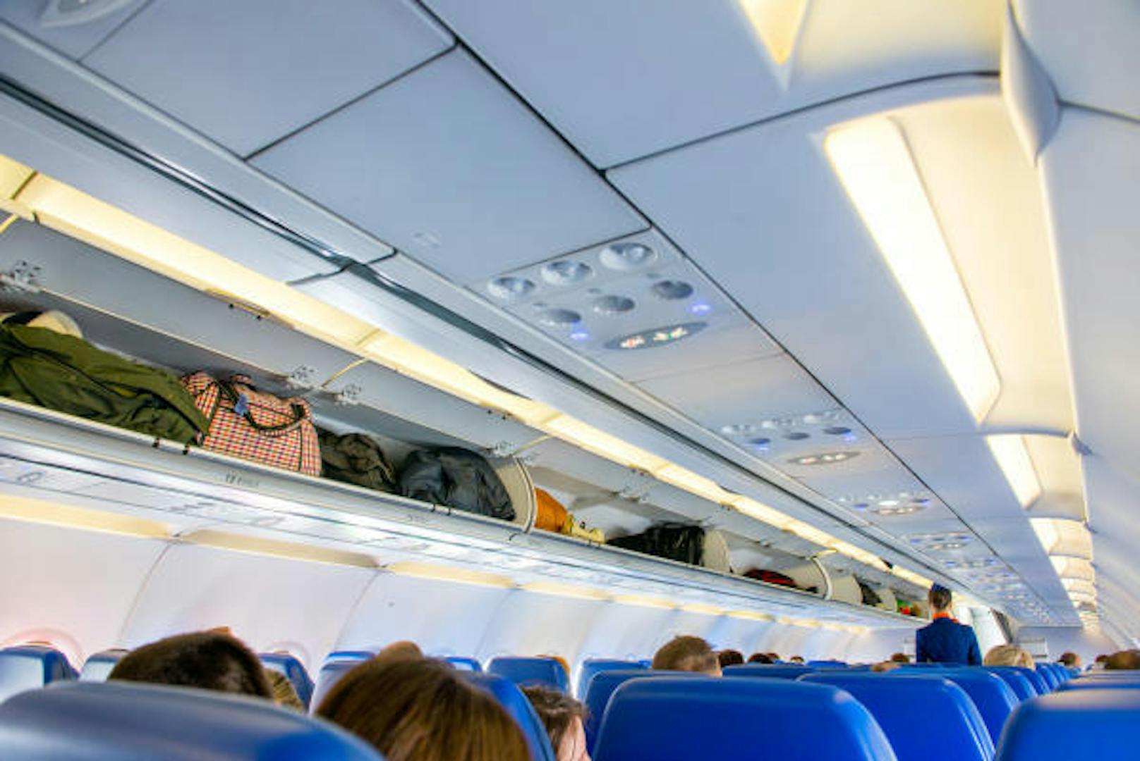 <b>2. Kauft die offizielle Handgepäckstasche:</b>
Viele Händler bieten bereits sogenannte Kabinen geprüfte Taschen für euer Handgepäck an, die kompatibel mit den Gepäckbestimmungen der meisten größeren Airlines sind. Wenn ihr jedoch hundertprozentig sichergehen wollt, dass bei eurem Flug mit Ryanair garantiert keine Probleme mit dem Handgepäck entstehen, dann könnt ihr auch einfach die offizielle Handgepäckstasche von Ryanair direkt benutzen.