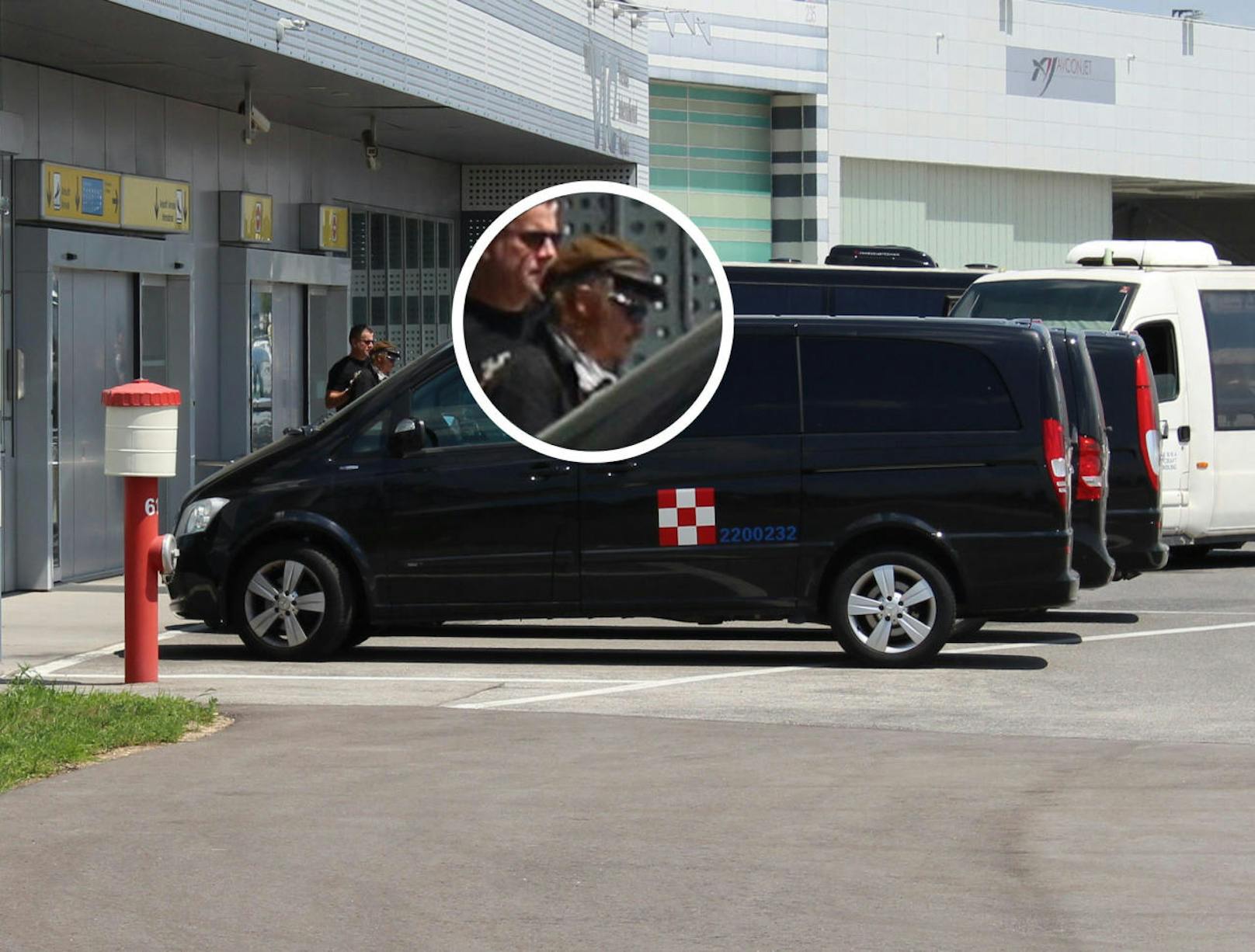 Johnny Depp am Weg zu seinem Privatjet am Flughafen Wien-Schwechat