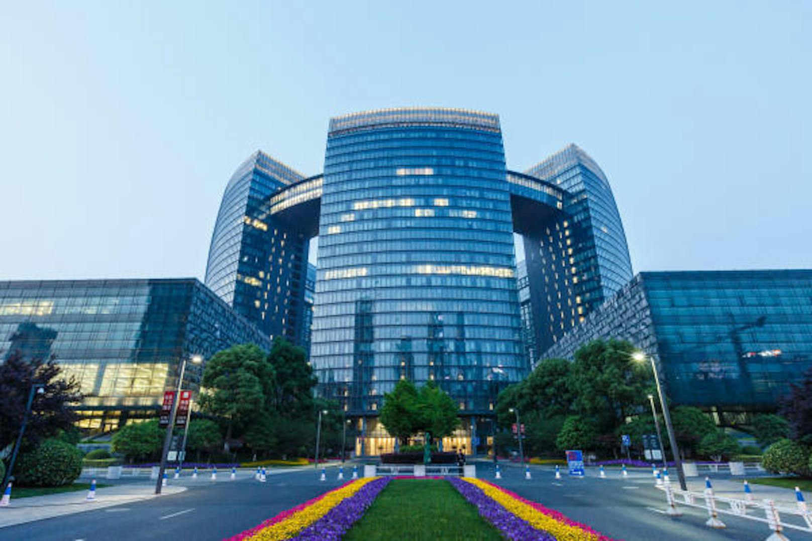 Für das Projekt greift die Regierung tief in die Tasche: Über 2 Milliarden Dollar werden in die Anlage investiert. (Im Bild: Hangzhou Civic Centre Building)