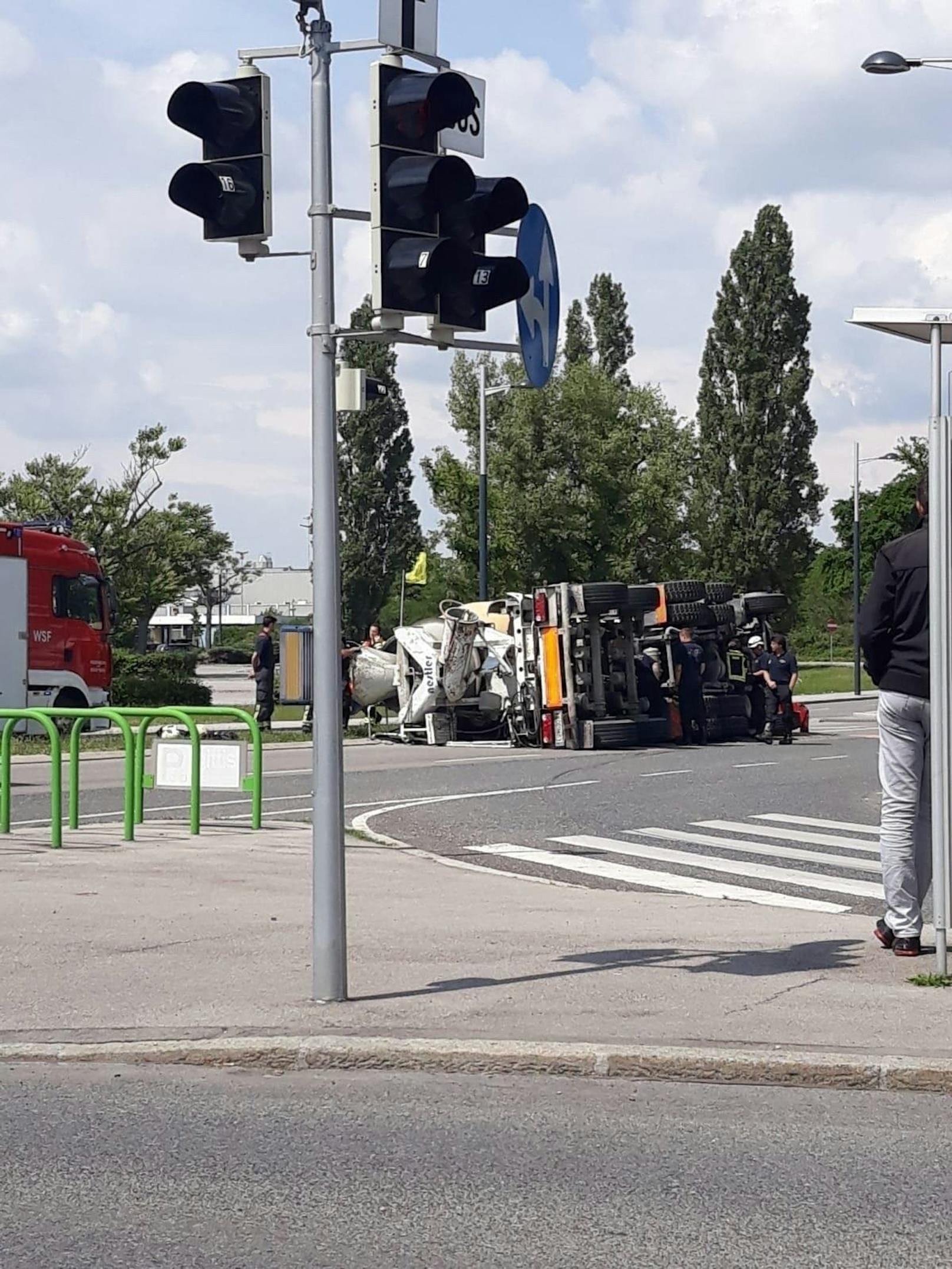 Auf der Groß-Enzersdorfer-Straße ist am Mittwoch ein Mischfahrzeug umgekippt. Glücklicherweise wurde niemand verletzt.