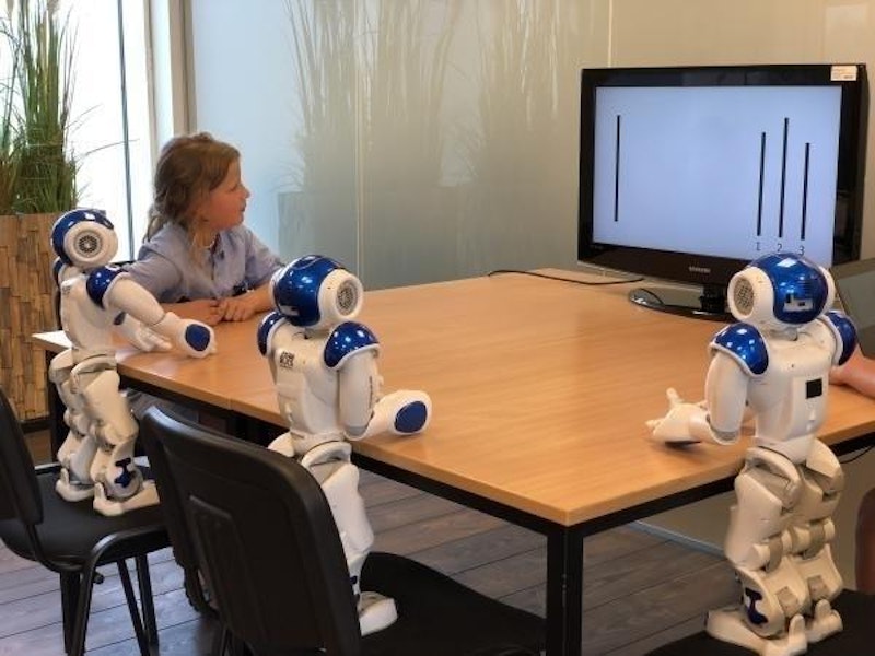 Im Experiment der University of Plymouth mussten Kinder zusammen mit Robotern die Länge von Strichen vergleichen.