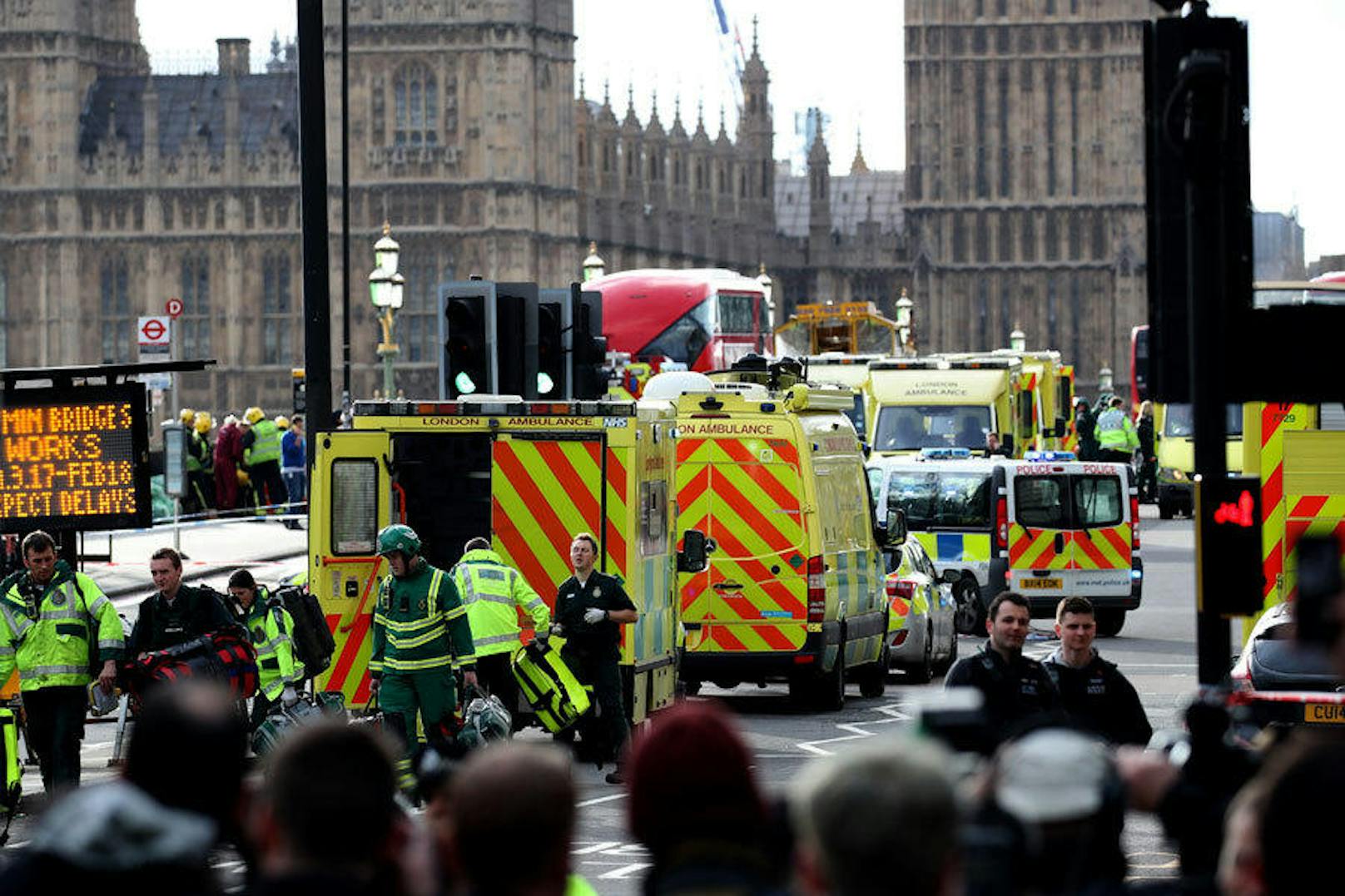 <b>22. März 2017:</b> Bei einem <b>Terroranschlag in London</b> wurden mindestens fünf Menschen getötet und Dutzende verletzt. Gegen 14.40 Uhr Ortszeit hatte der Angreifer, Khalid Masood (52), einen Mietwagen auf den Gehsteig der Westminster Bridge gelenkt und war damit durch die Menschenmenge gerast. Danach versuchte er in das britische Parlament einzudringen, wo er einen Polizisten erstach bevor er von dessen Kollegen niedergeschossen wurde. 

<b>Mehr Infos:</b> <a href="https://www.heute.at/welt/news/story/Schuesse-vor-britischem-Parlament-in-London-30475783" target="_blank">Schüsse vor britischem Parlament in London</a>