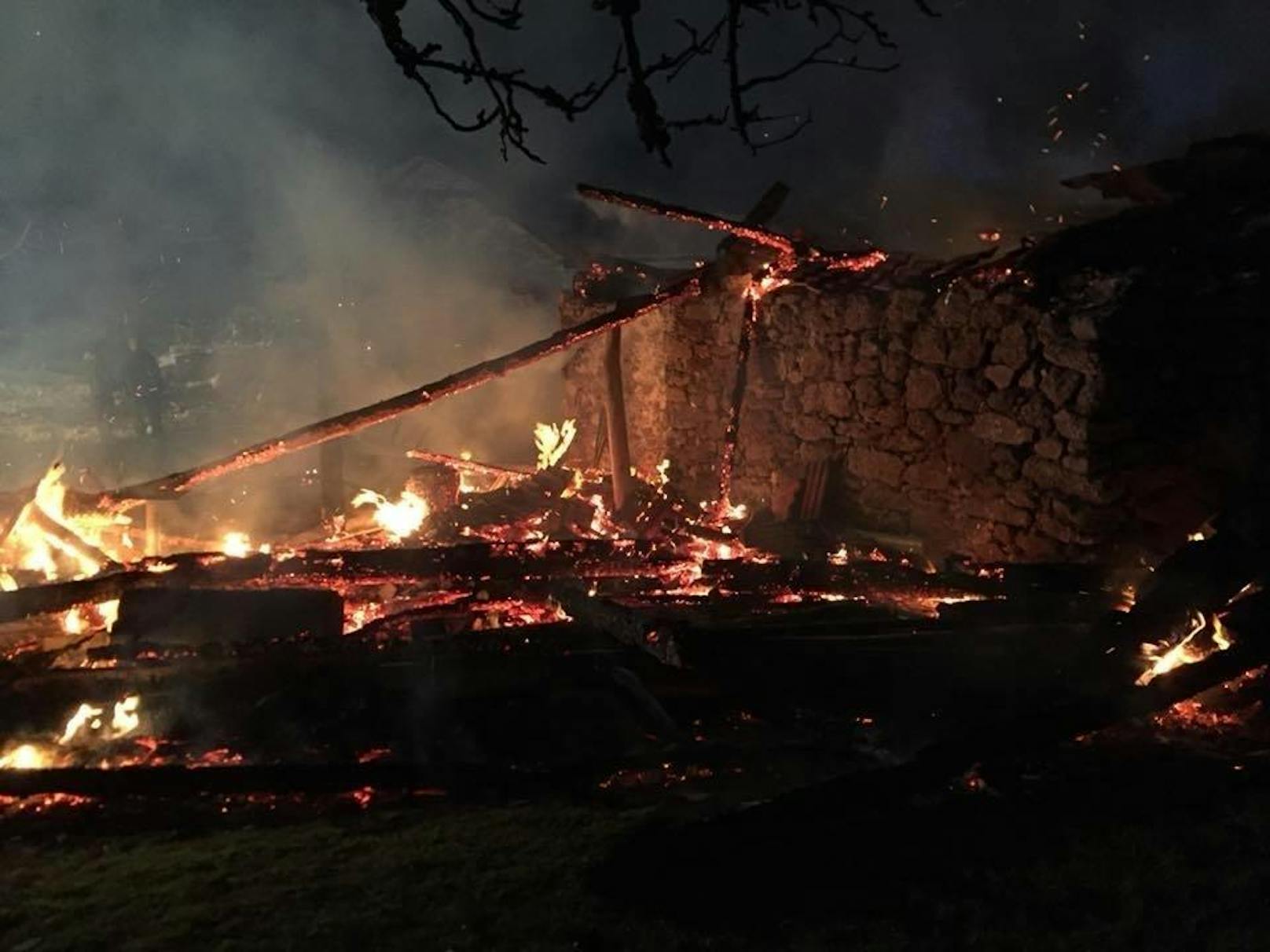 Die Scheune brannte völlig nieder, auch das Wohnhaus war betroffen.