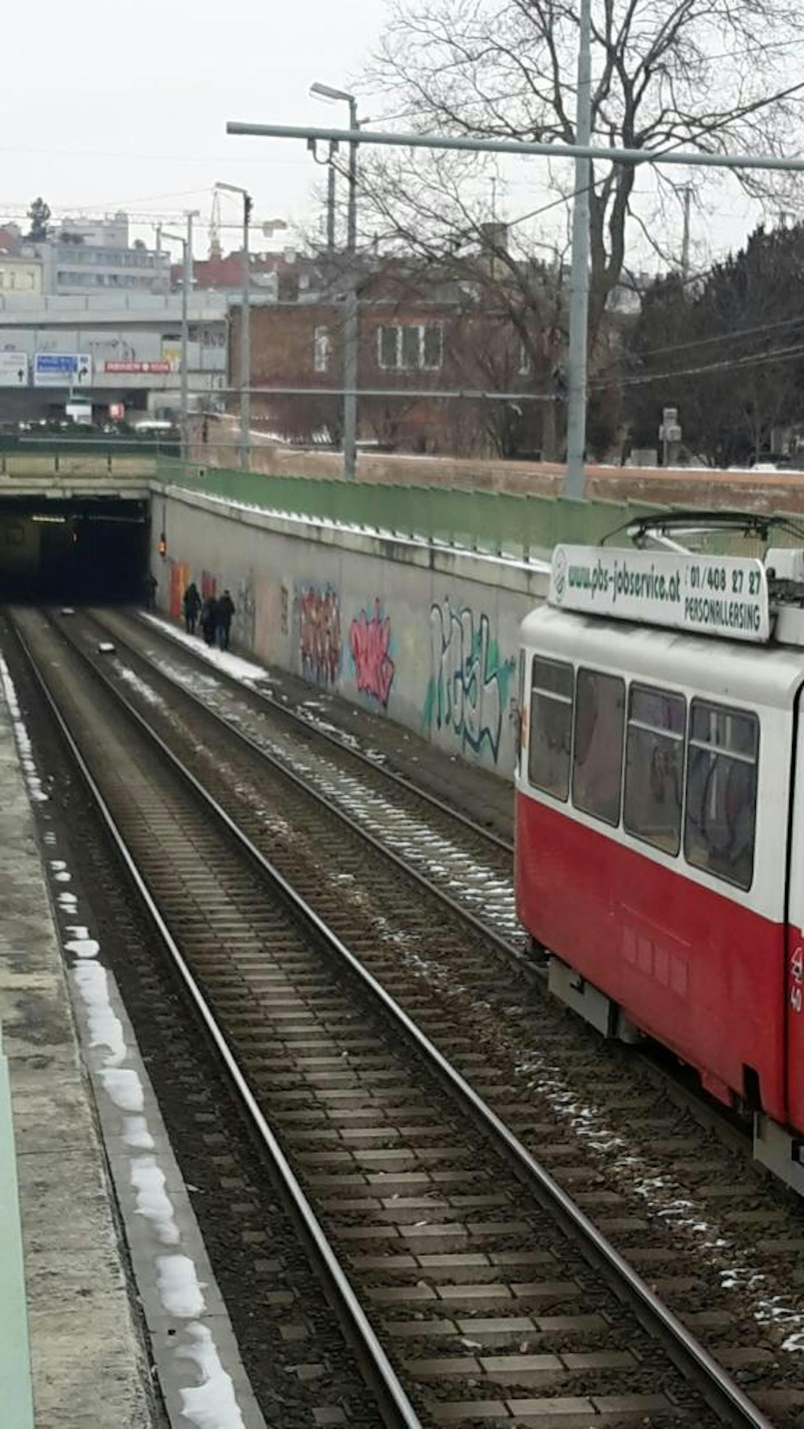 Am Donnerstag Nachmittag standen wegen einer Stromstörung viele Wiener Straßenbahnlinien still. Passagiere mussten eine Garnitur beim Matzleinsorfer Platz verlassen und zu Fuß durch den Tunnel in die Haltestelle gehen.