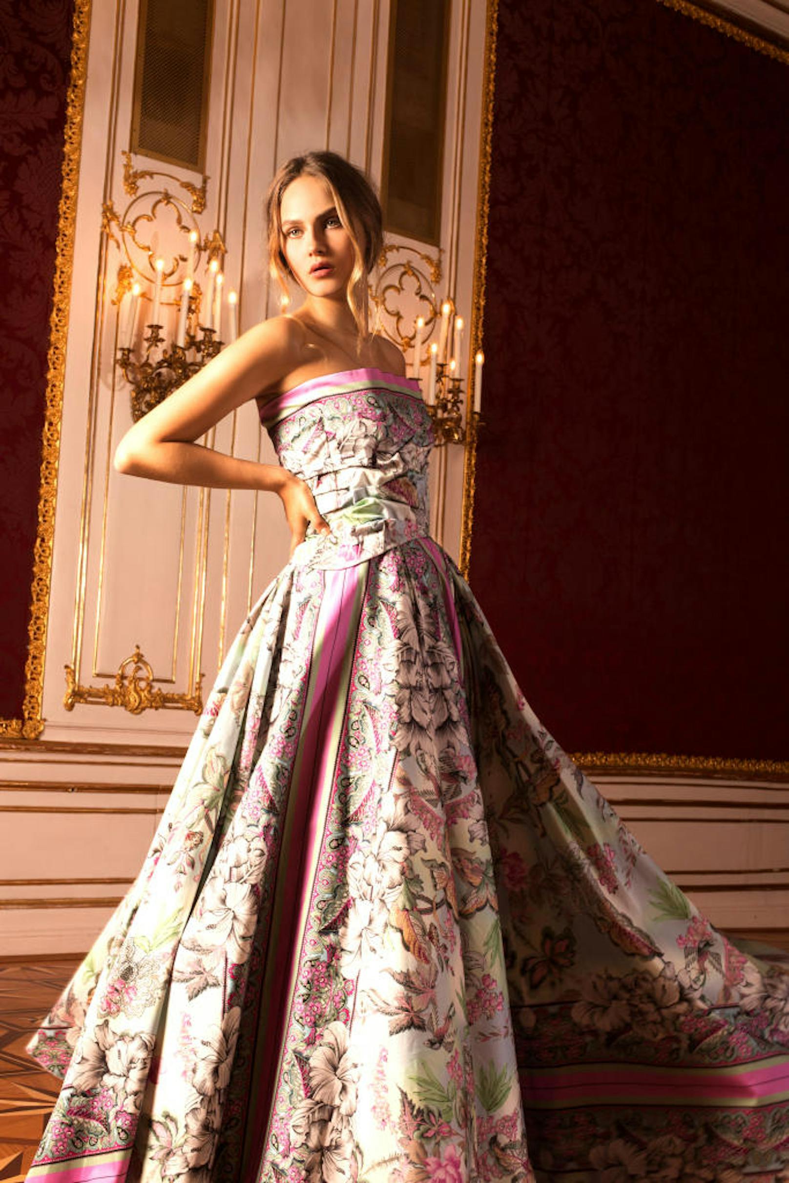Das trägt die Dame am Silvesterball in der Hofburg: Bodenlange Kleider in Rose, Lavendel und Flieder bis hin zu tiefem Violett.