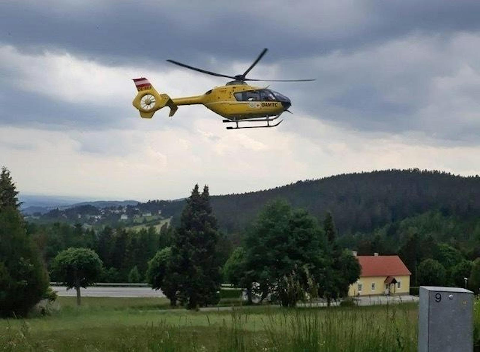 Mit dem "Christophorus 16" musste der Mann ins Landesklinikum St. Pölten geflogen werden. 