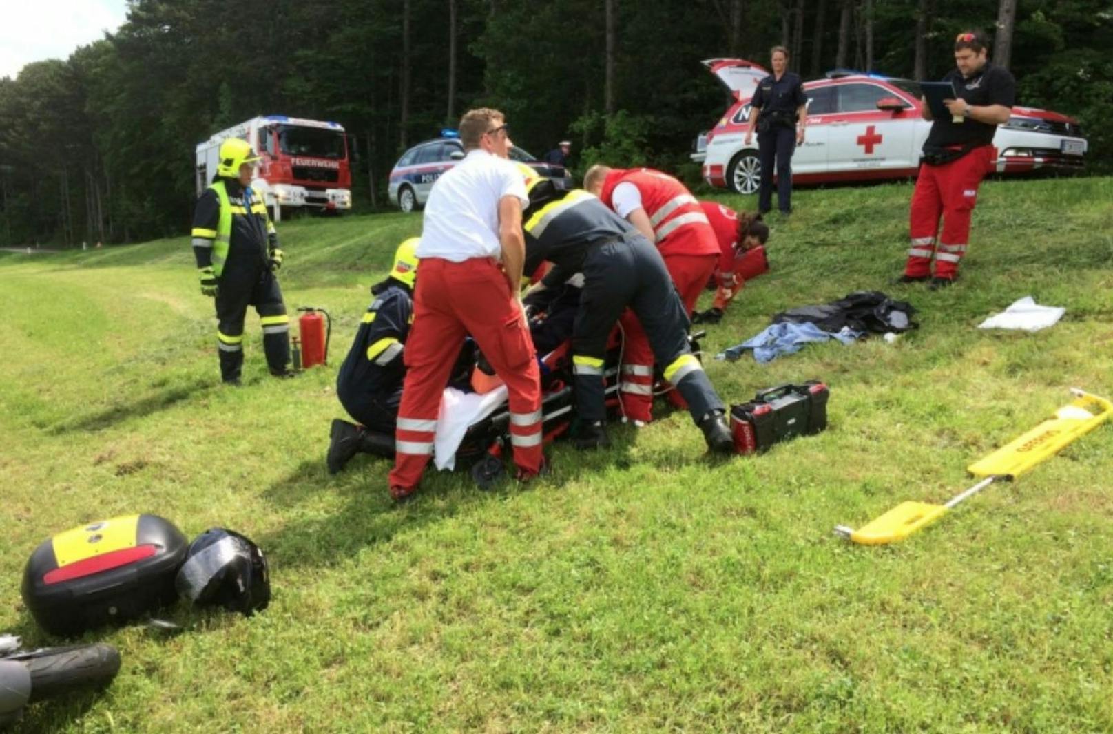 Die Feuerwehr und das Rote Kreuz kümmerte sich um den verletzten Biker - er wurde ins Spital gebracht.