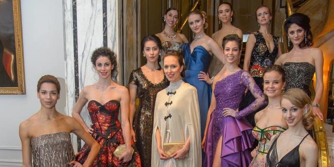 Gruppenfoto mit den Solotänzerinnen und Künstlerinnen