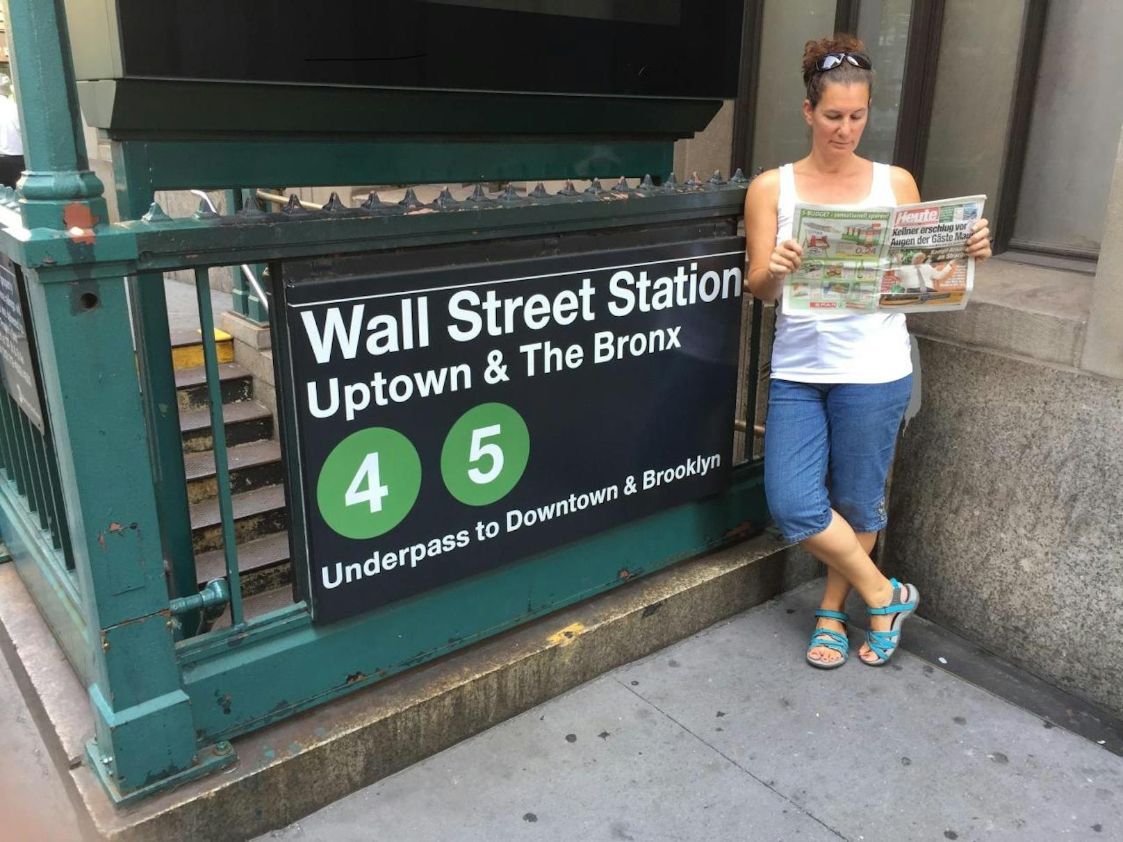 Leserin Elisabeth: "Auch in New York verzichte ich nicht auf meine Heute Zeitung! Anbei ein Foto von mir vor der U-Bahn Station Wall Street."