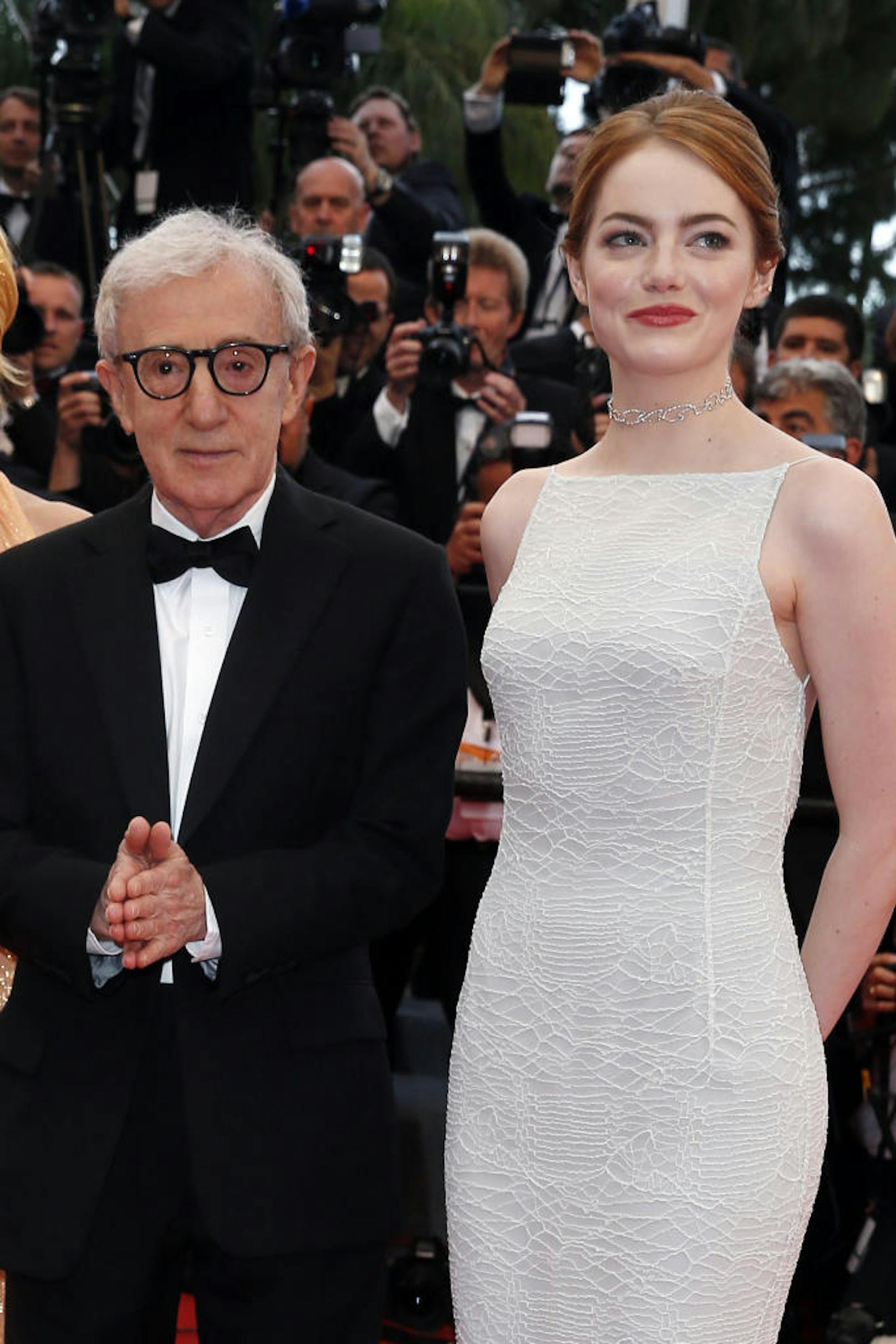 In Cannes posiert Woody Allen mit Costar Emma Stone. Sie überragt seine 1,67 Meter deutlich
