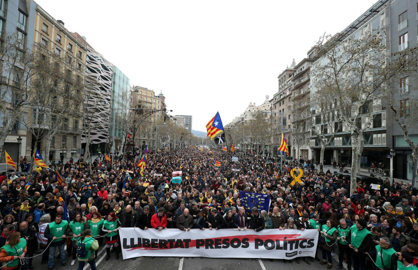 Bei den Demonstrationen in Barcelona wurden mindestens 90 Menschen verletzt.