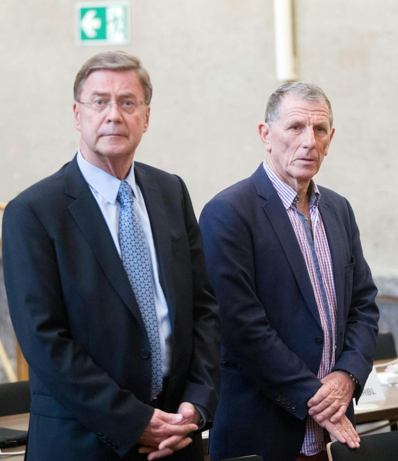 Die Angeklagten Karl Petrikovics und Peter Hochegger vor Beginn des Prozesses.