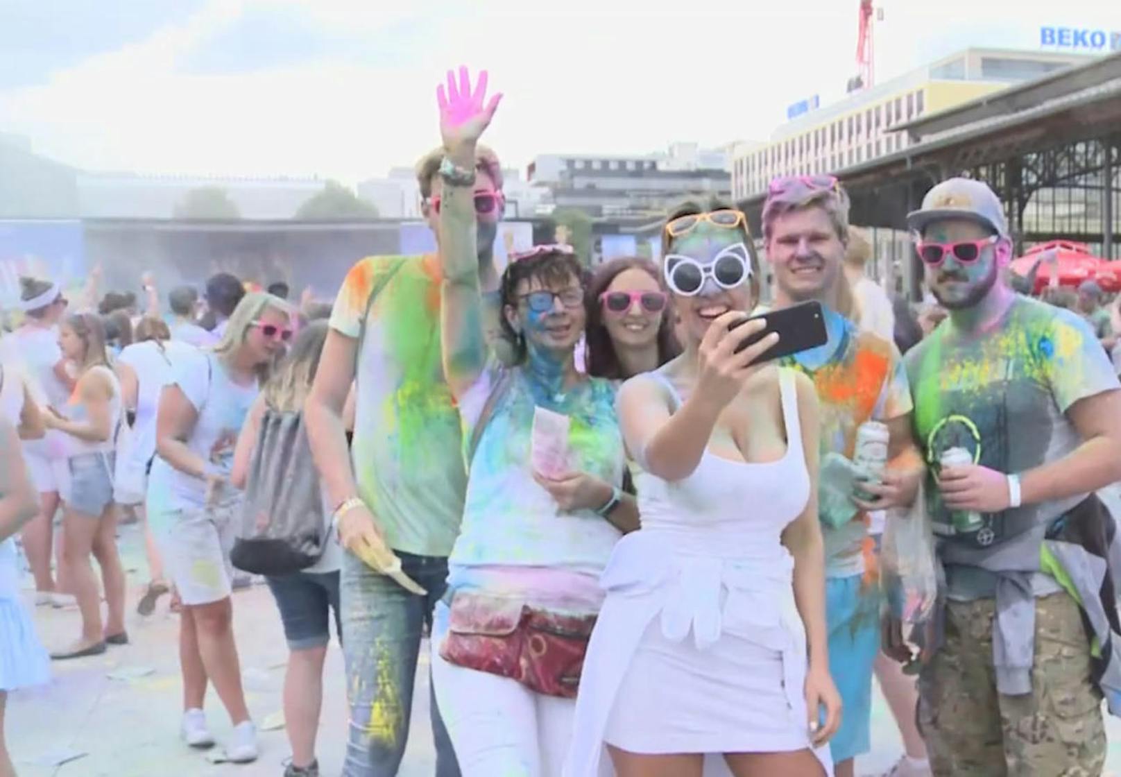 Ein rauschendes Farbenfest feierten Tausende bei "Holi" in Wien - mittendrin: Unsere Moderatorin Anna Chiara!