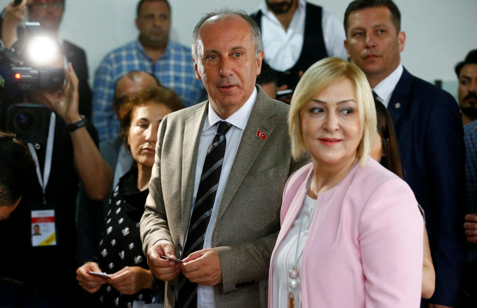 Muharrem Ince, größter Herausforderer (CHP) von Erdogan, mit seiner Frau Ulku bei der Stimmabgabe.