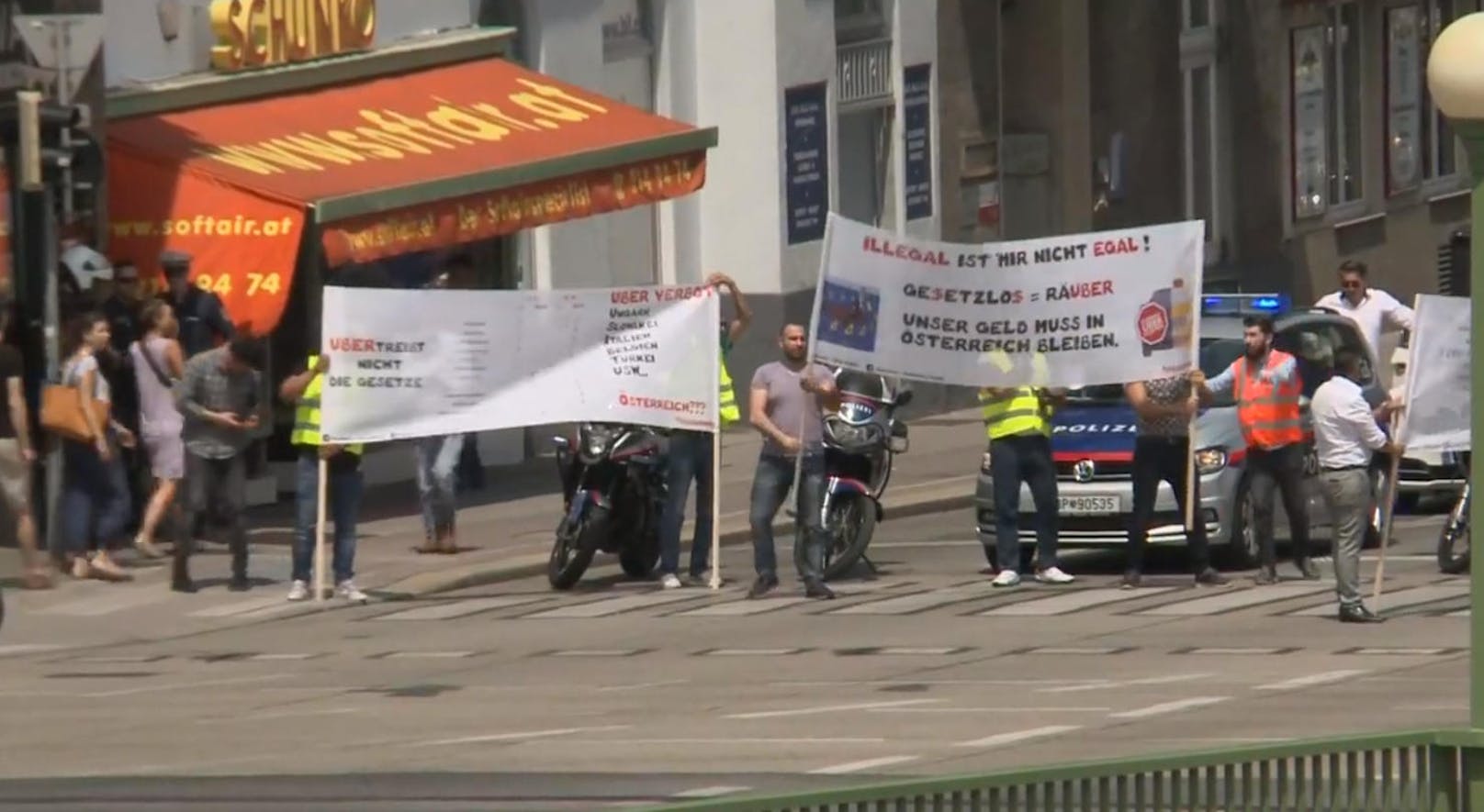 Mit Demos wie dieser machten die Wiener Taxler gegen Uber mobil.