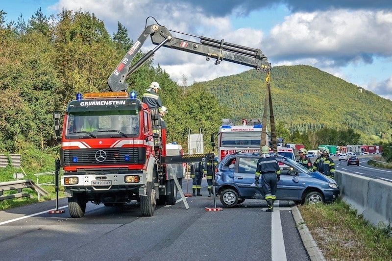 Die Feuerwehr kümmerte sich um das Wrack.