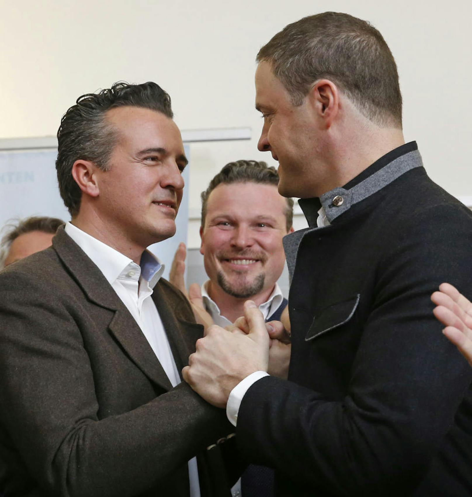 FPÖ-Spitzenkandidat Gernot Darmann (l.) durfte sich über deutliche Zugewinne für die Blauen freuen. FPÖ-Klubchef Johann Gudenus gratulierte ihm als erster.