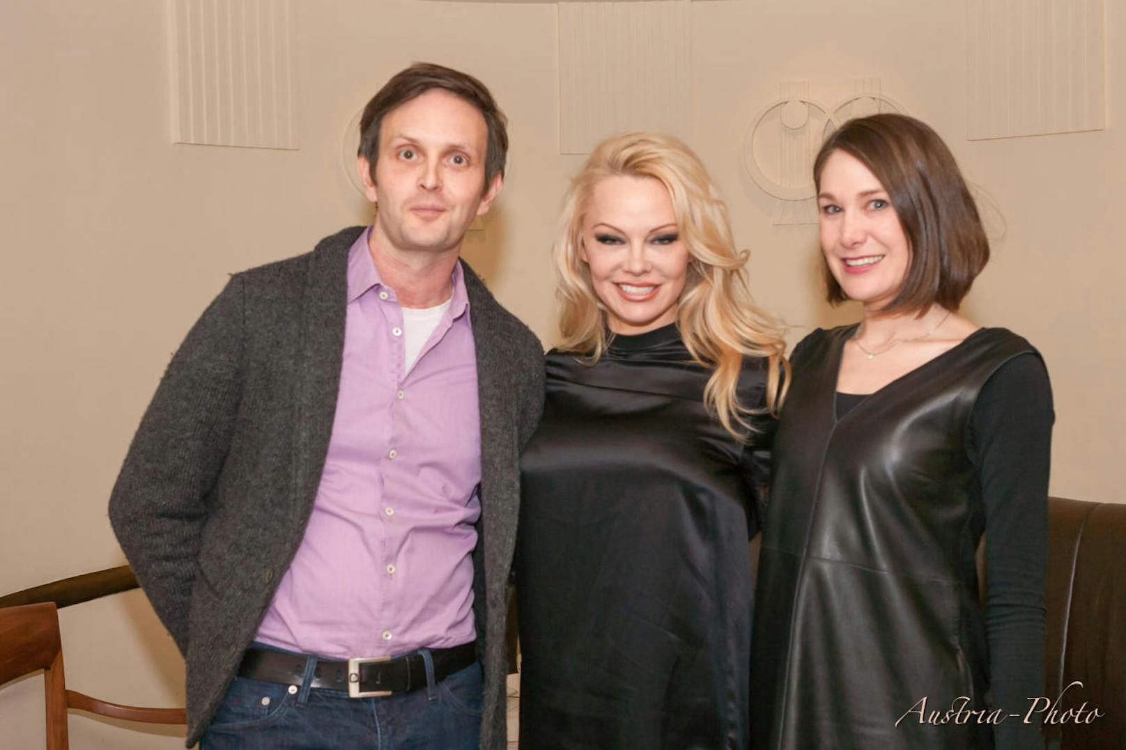 Dr. Harald Beck, Pamela Anderson und Dr. Verena Beck trafen sich im Grand Hotel Wien