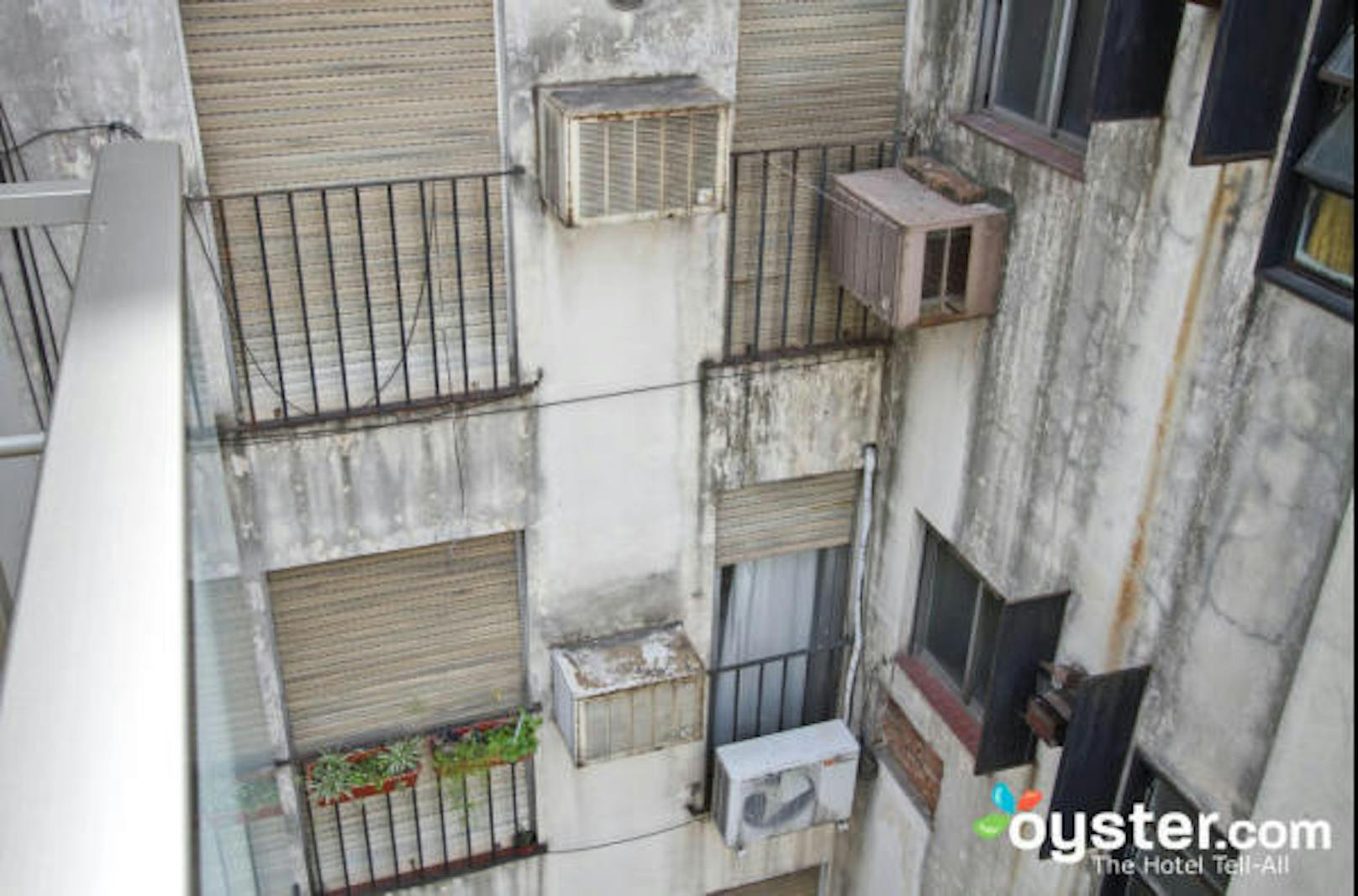 <b>Ayres De Libertad, Buenos Aires, Argentinien: </b>Obwohl alle Zimmer dieses modernen Hotels vom Boden bis zur Decke reichende Fenster haben, blickt die Hälfte auf einen heruntergekommenen Innenhof.