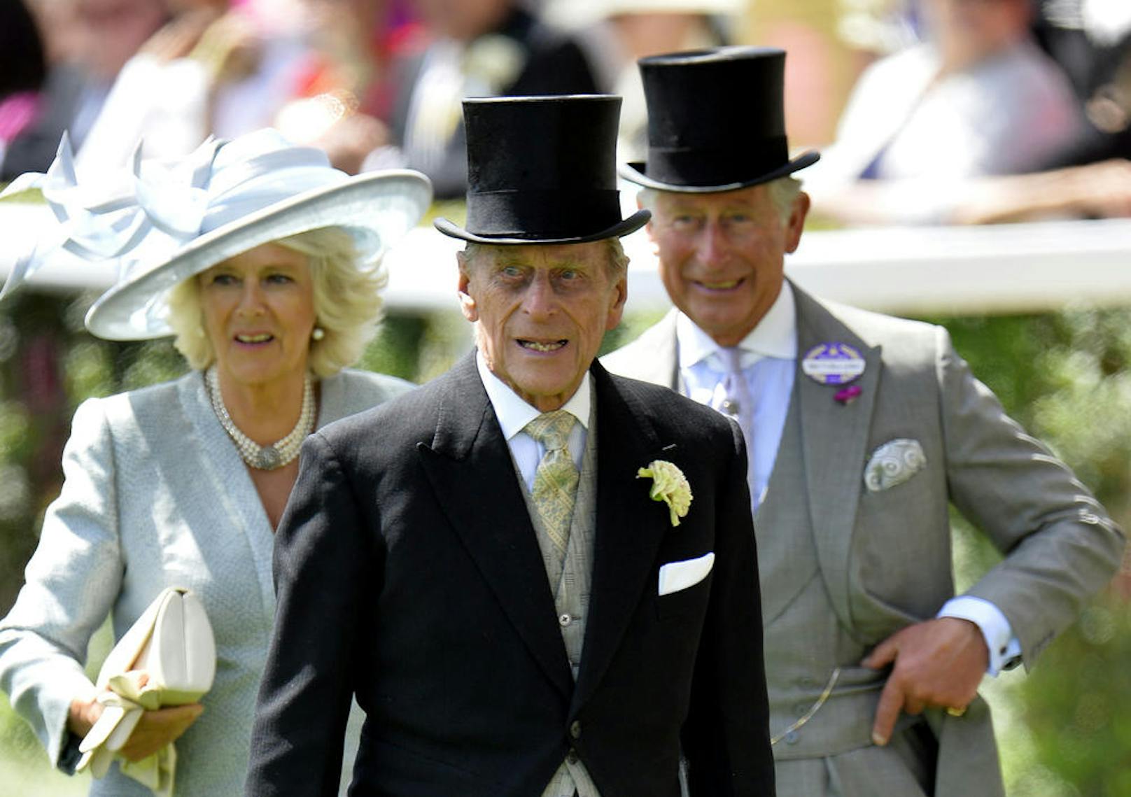 Bei einem Besuch auf der Isle of Lewis (Schottland) in 2002 sprach er eine junge Polizistin an, die eine schusssichere Weste trug: "Du schaust aus wie eine Selbstmordattentäterin" Bild: Camilla, die Duchess of Cornwall und Prinz Charles, der Prince of Wales hinter seinem Vater Prinz Philip