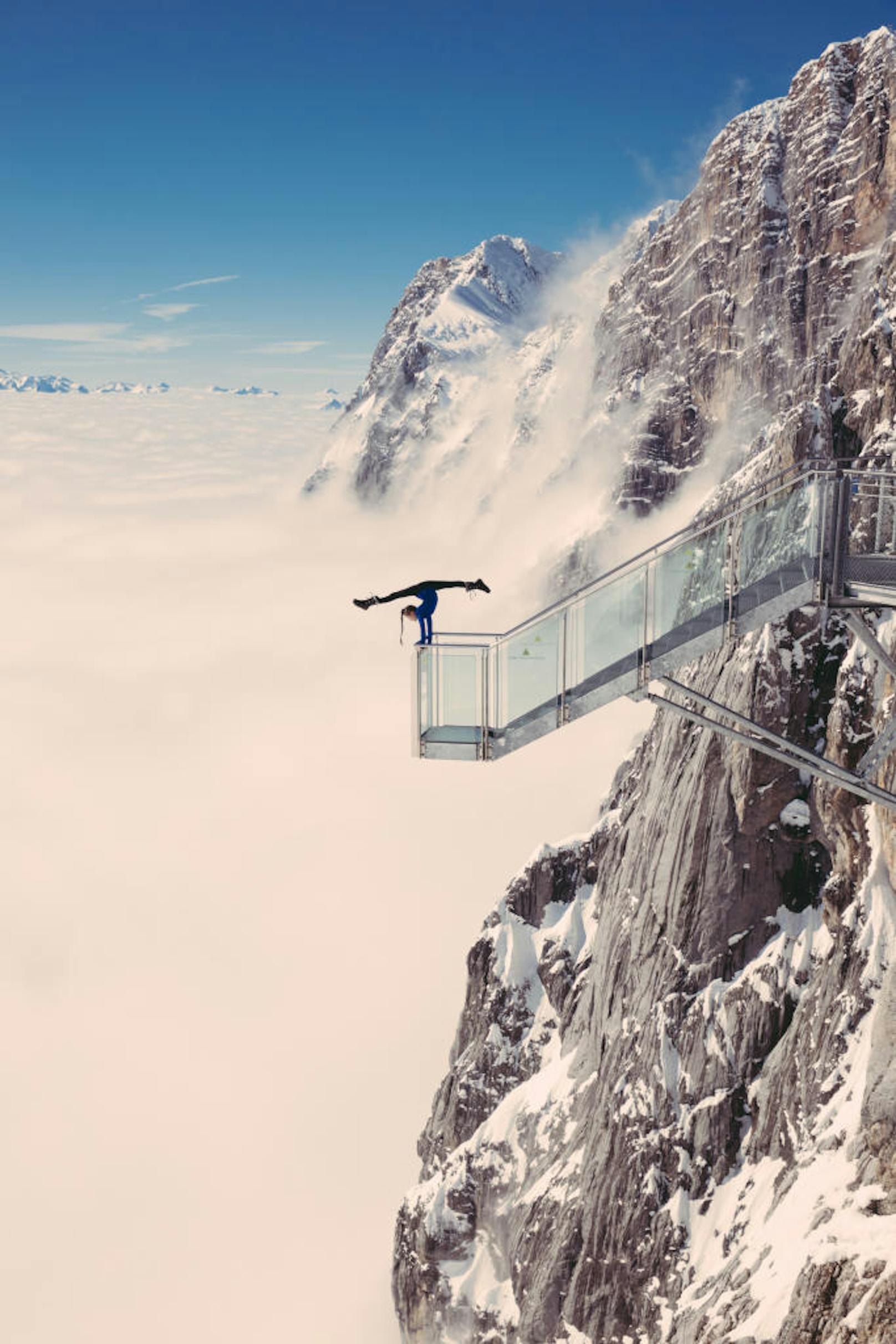 Stefanie Millinger am Skywalk Dachstein.