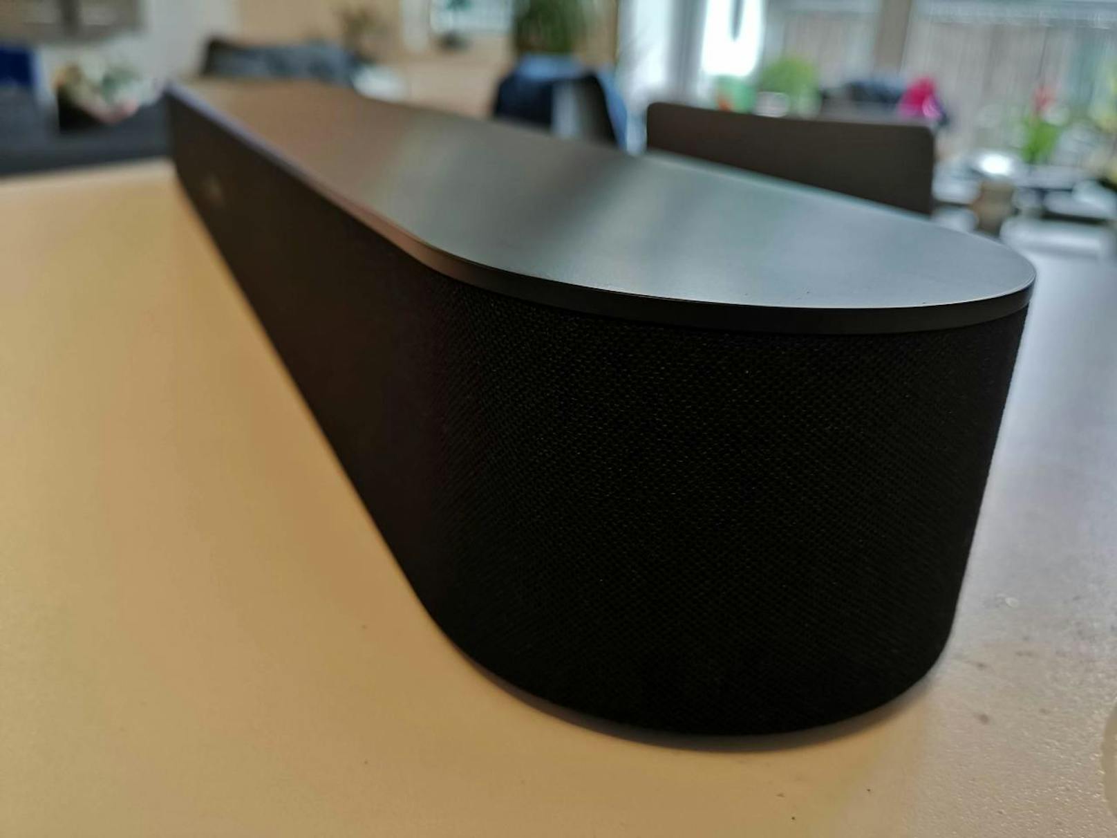 <b>18. Juli 2018:</b> Die schlaue Soundbar Sonos Beam ist ab sofort in den Farben Schwarz und Weiß auf Sonos.com oder im ausgewählten Fachhandel zum Preis von 449 Euro erhältlich. Der neue Allrounder von Sonos liefert raumfüllenden Sound für jegliche Art von Audio-Inhalten. Egal ob Film, TV, Musik, Hörbuch oder Podcasts - die Sonos Beam bringt Sound ins Wohnzimmer. Darüber hinaus unterstützt Beam über 80 Musikdienste, mehrere Sprachassistenten sowie Apple AirPlay 2. Ab sofort kann Audible zudem mit Amazon Alexa via Sprache gesteuert werden. <a href="https://www.heute.at/digital/multimedia/story/Sonos-Beam-im-Test--Wie-ein-Geraet-Ihr-Zuhause-zum-Musikwunder-macht-59226135">Unseren Test zur Sonos Beam lesen Sie hier.</a>