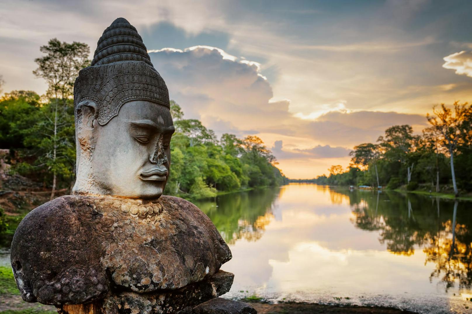 Abgesehen von der wunderschönen, überwucherten Tempelstadt Angkor Wat ist <b>Kambodscha</b> das günstigste Reiseland in Südostasien, aber auch eines der ärmsten. Deshalb sind auch die Reisemöglichkeiten innerhalb des Landes nicht unbedingt verlässlich, aber wenn ihr euch traut, belohnt euch Kambodscha mit einzigartigen Ecken, einsamen Stränden und dem berühmten Straßenessen in der Hauptstadt Phnom Penh.