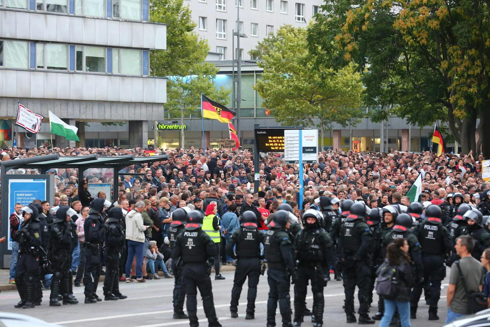Einen Tag nach Übergriffen auf Ausländer in Chemnitz hat die Polizei versucht, ein Aufeinanderprallen von rechten und linken Gruppen zu verhindern.