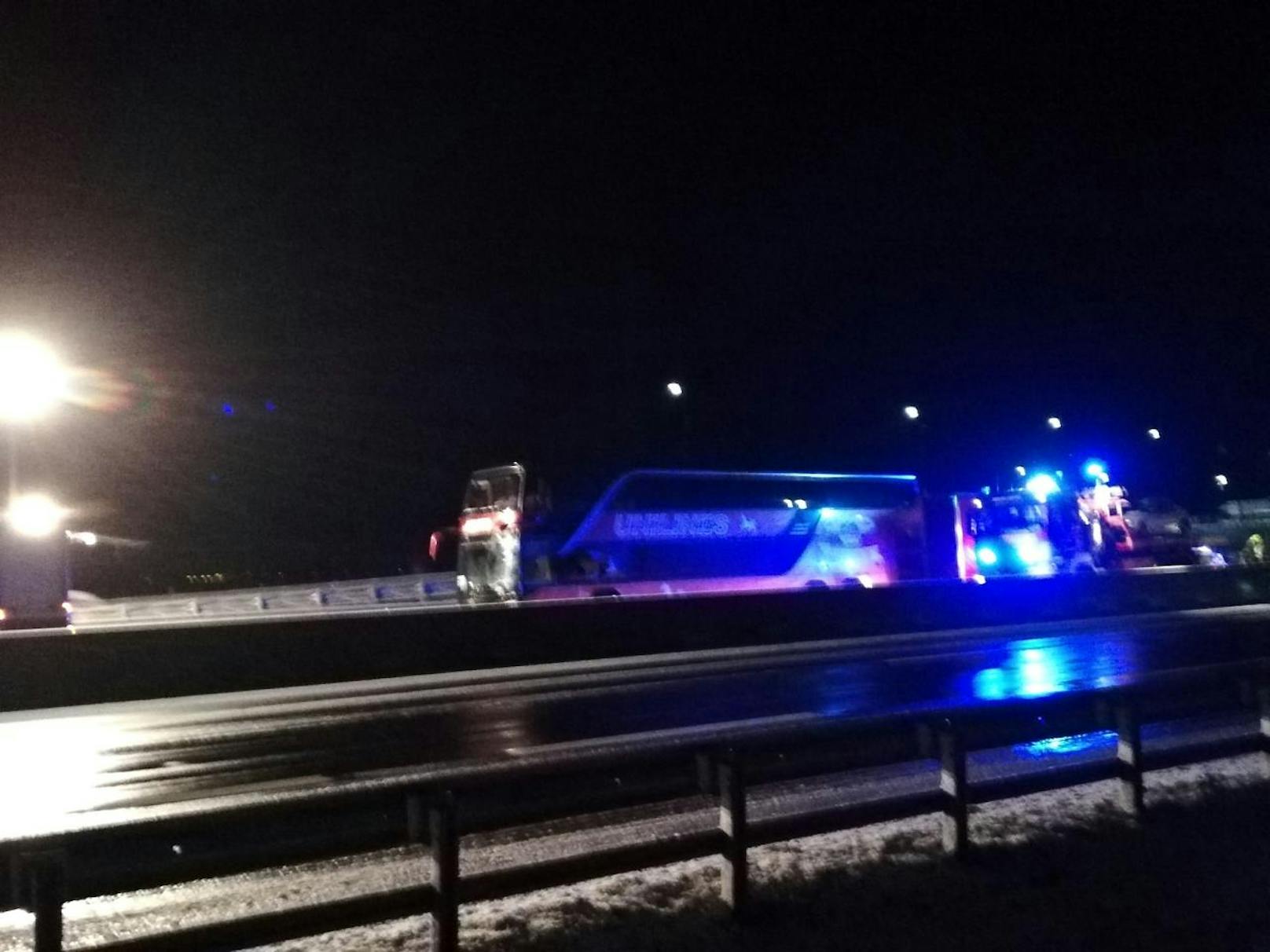 Ein serbischer Reisebus war an dem Unfall beteiligt.