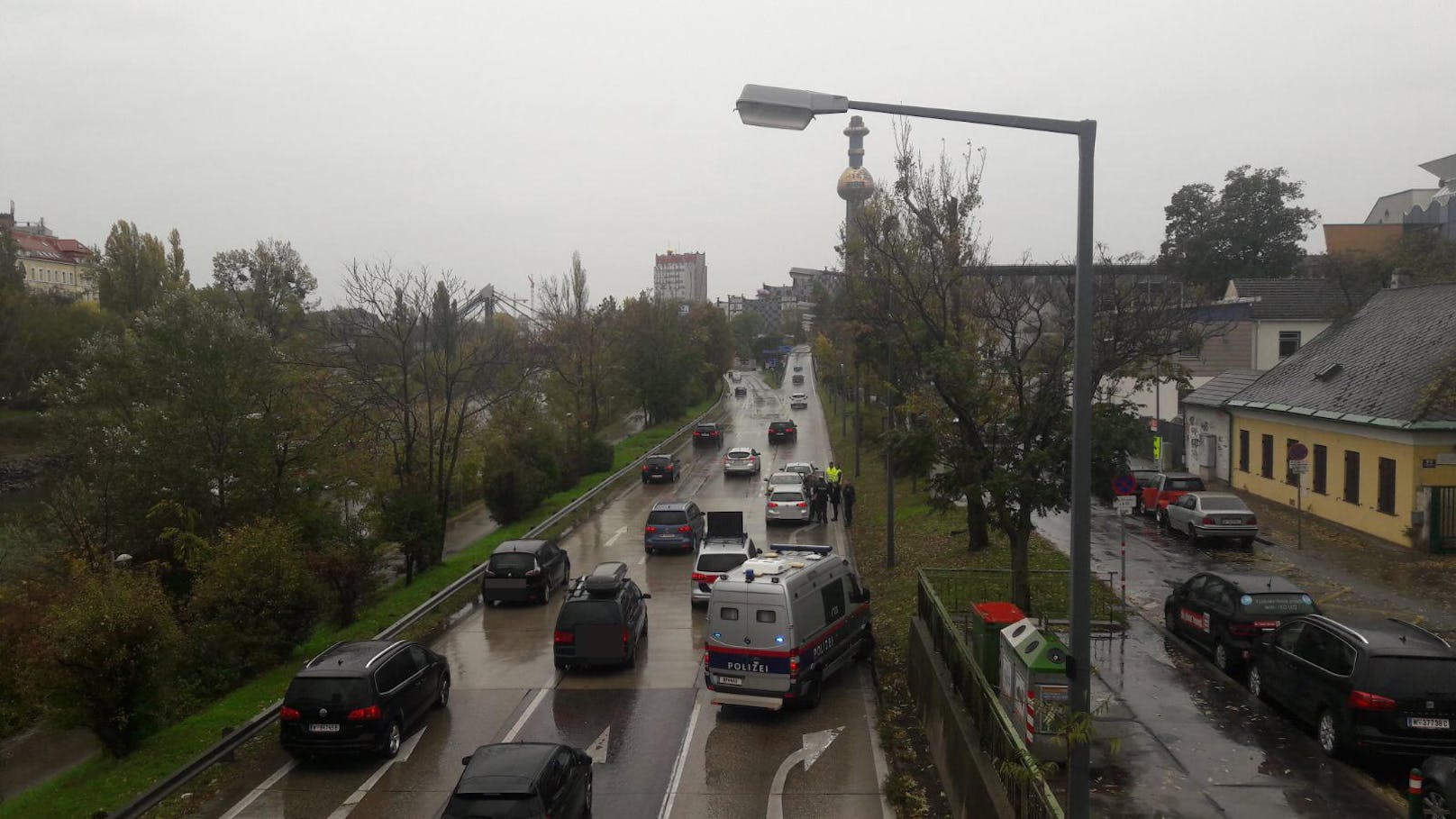 Am Montagnachmittag krachten drei Autos auf der Heiligenstädter Straße ineinander. Die Polizei rückte aus und sperrte eine Fahrspur. - Stau!