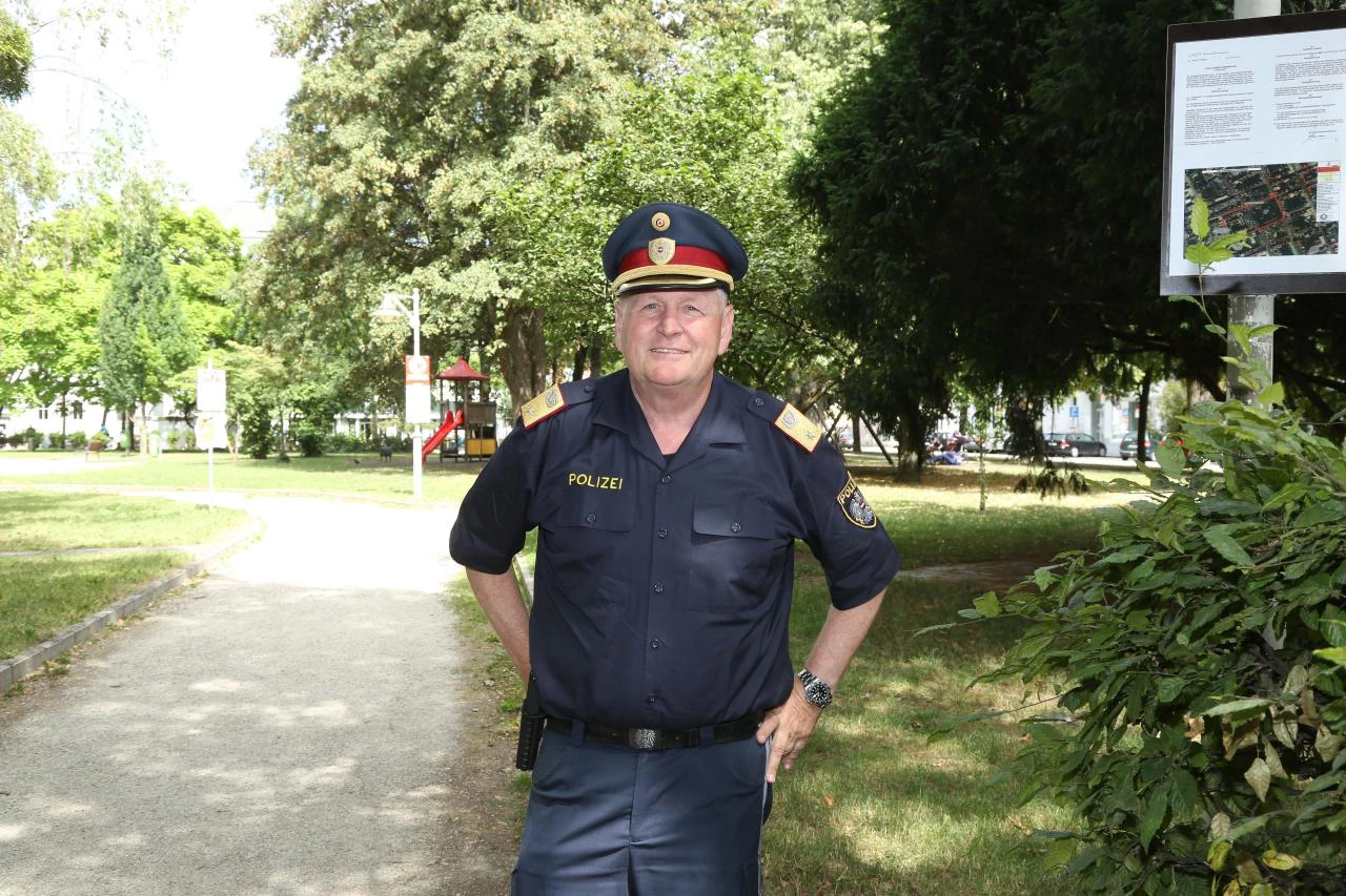 Der Linzer Stadtpolizeichef Karl Pogutter vor der Schutzzone im Linzer Hessenpark.