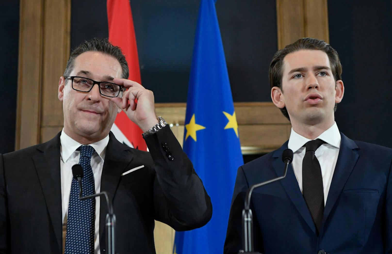 ... mit seinem <b>Vizekanzler </b>FPÖ-Chef <b>Heinz-Christian Strache</b> (l.) die dritte schwarz-blaue, respektive türkis-blaue, Regierungskoalition der Zweiten Republik an.