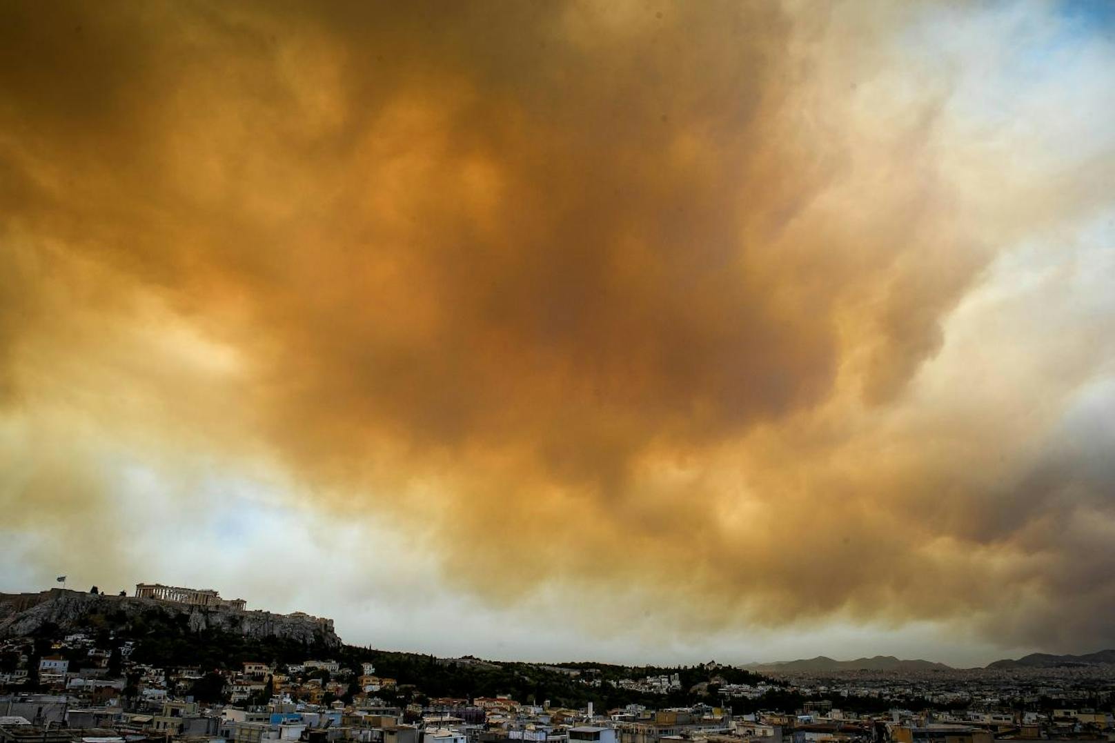 Riesige Rauchschwaden sind auch über der griechischen Hauptstadt zu sehen.