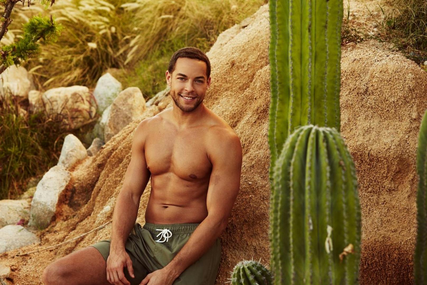 Andrej neben einem Kaktus.