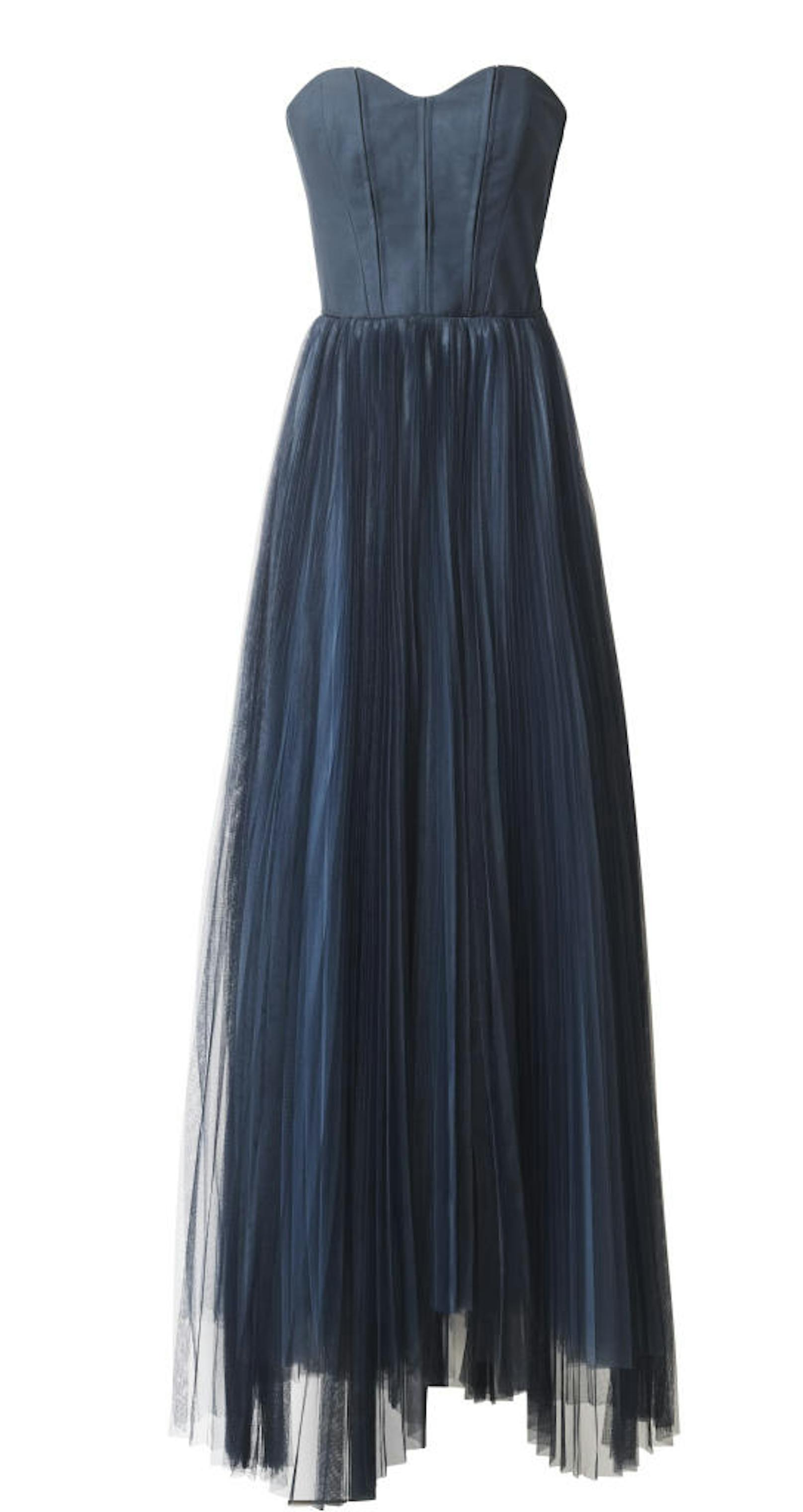 Abendkleid aus recyceltem Polyester um 249 Euro.