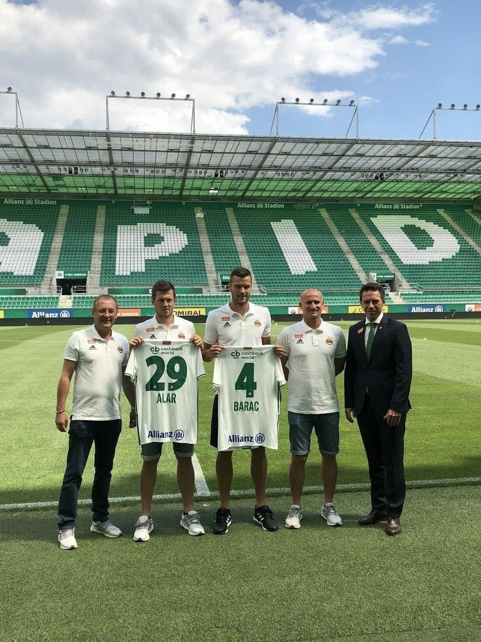 Mit der Ablöse (rund drei Millionen Euro) finanzierte Rapid gleich zwei Neue. Stürmer Deni Alar kam von Sturm Graz retour. Mateo Barac von Osijek wurde als Galvao-Nachfolger verpflichtet.