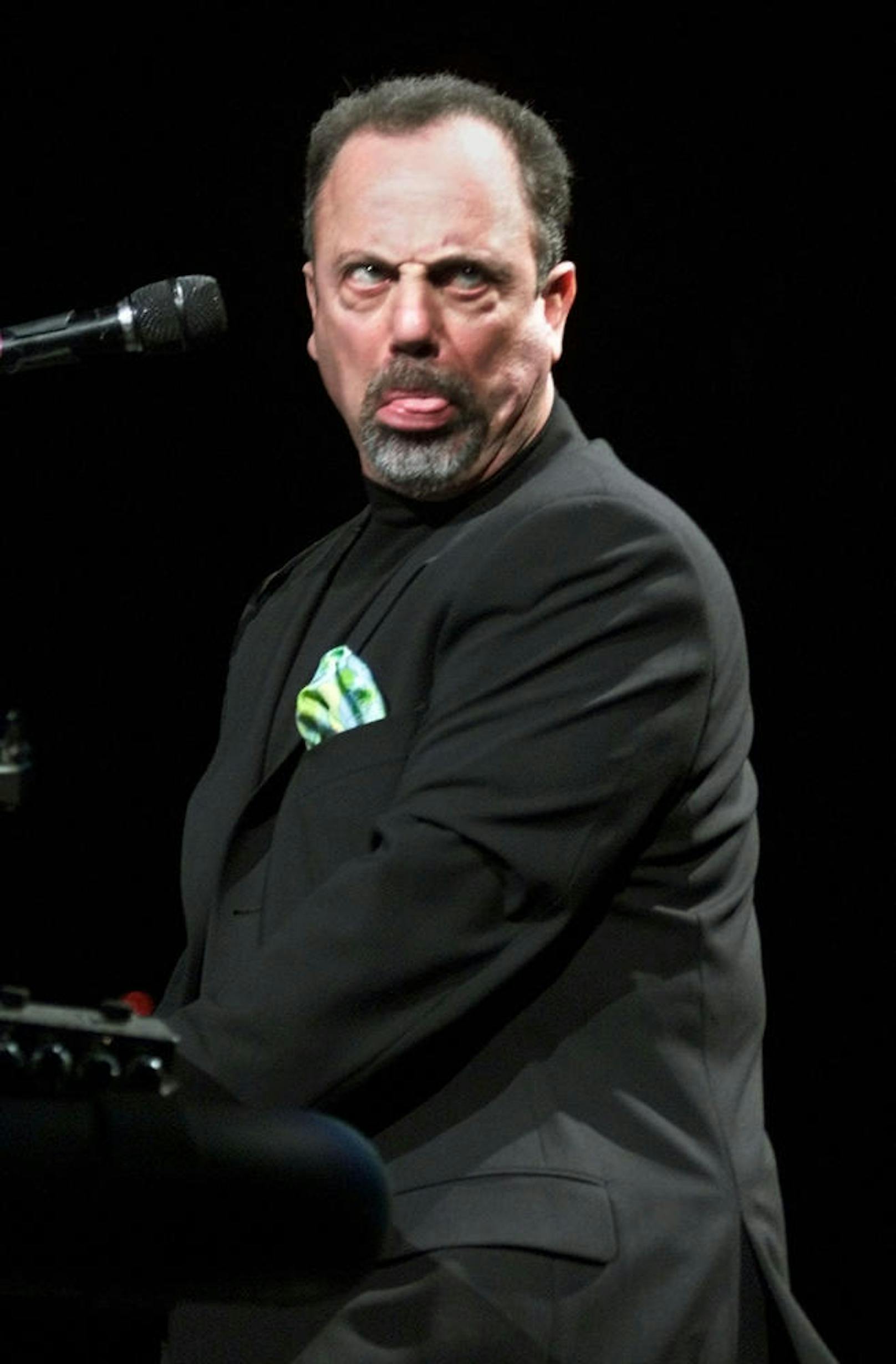 Billy Joel (performt hier gerade Elton Johns Song "Your Song" 2001 in Inglewood) soll im Madison Square Garden eingeschlafen sein. Er spielte gerade seinen Song "Piano Man".